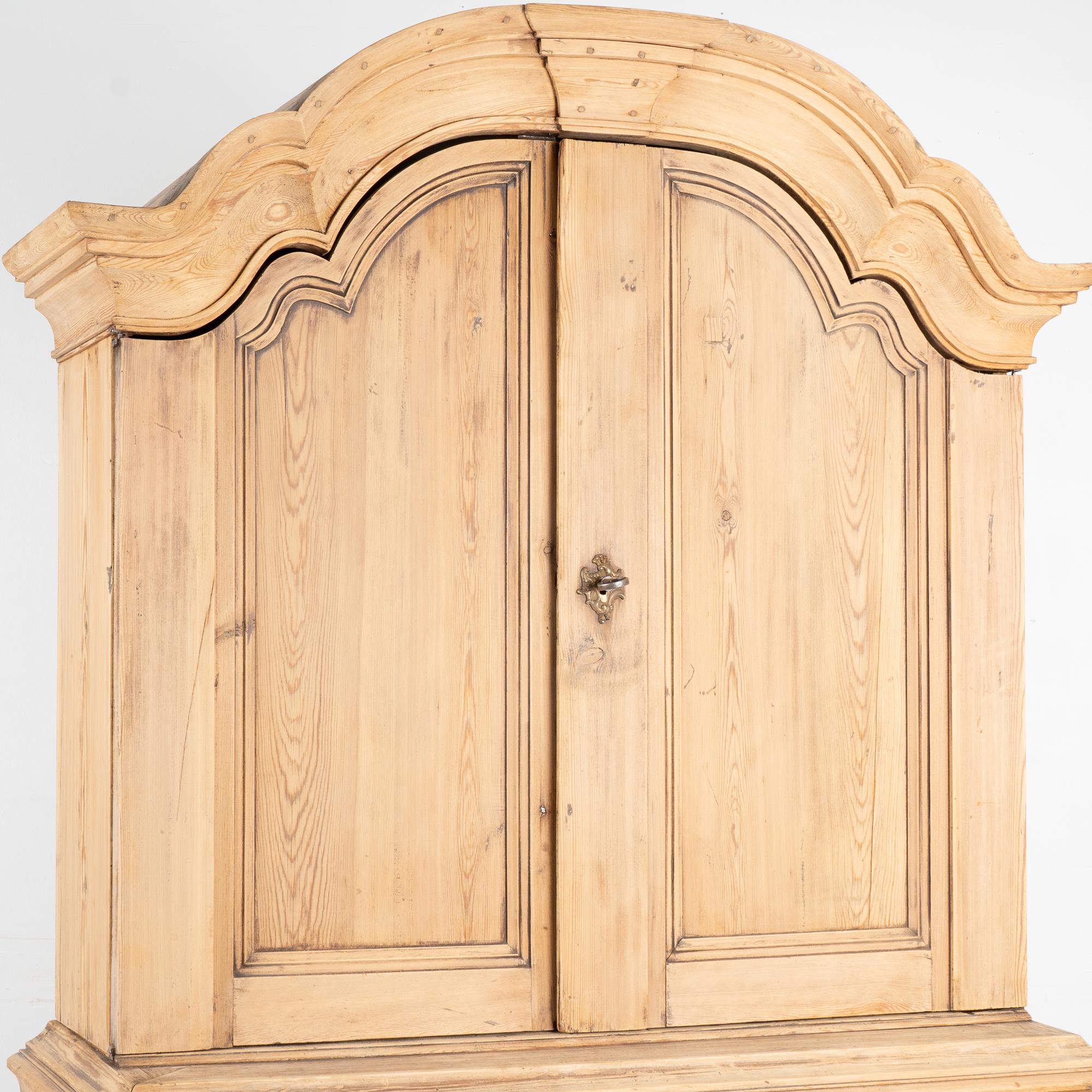 Svedese Credenza alta in pino svedese, circa 1800 in vendita