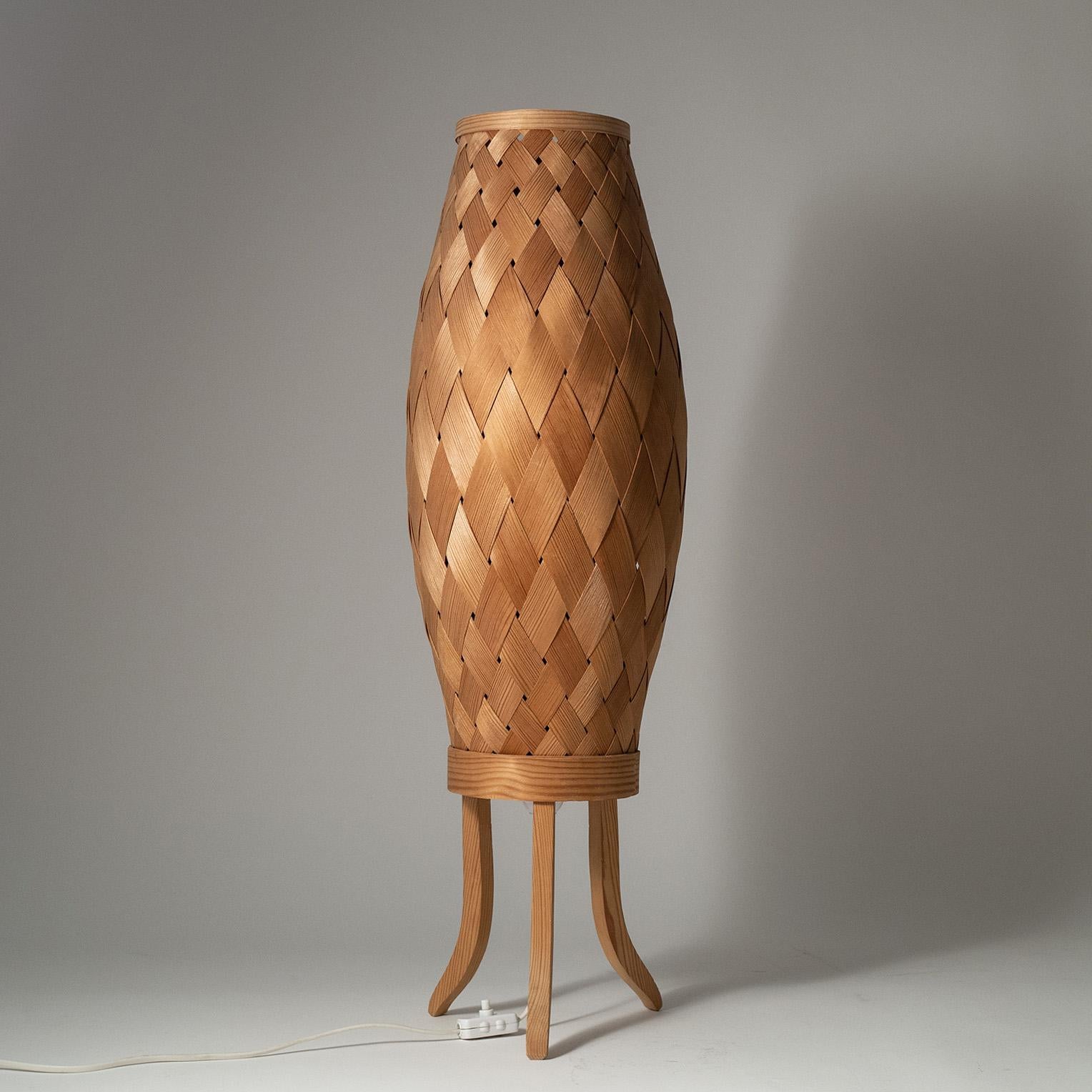 Lampada da tavolo svedese alta e scultorea in legno di pino degli anni '60. Un design delizioso con un affascinante gioco di luci. Una presa E27 originale con cablaggio nuovo.