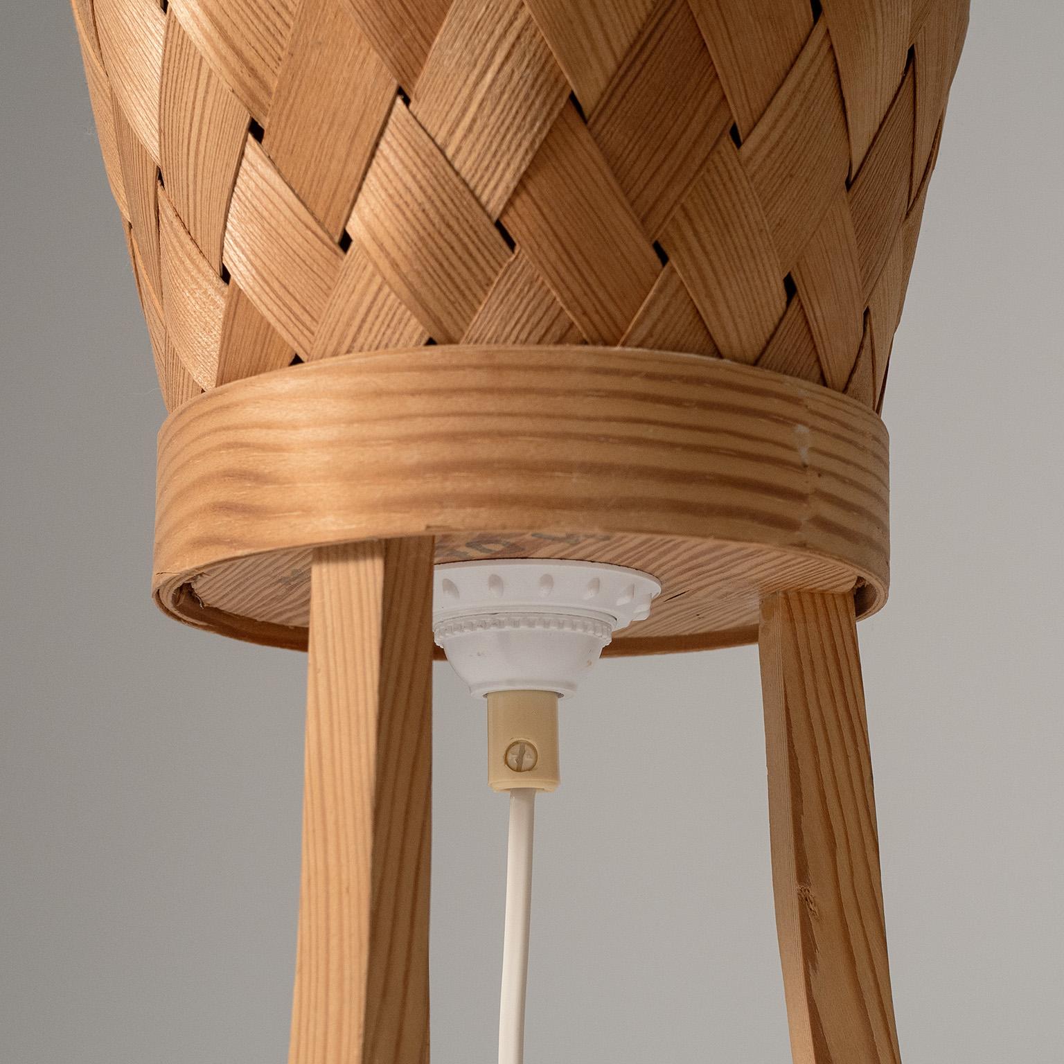 Lampada da tavolo alta in legno di pino svedese, anni '60 In condizioni buone in vendita a Vienna, AT