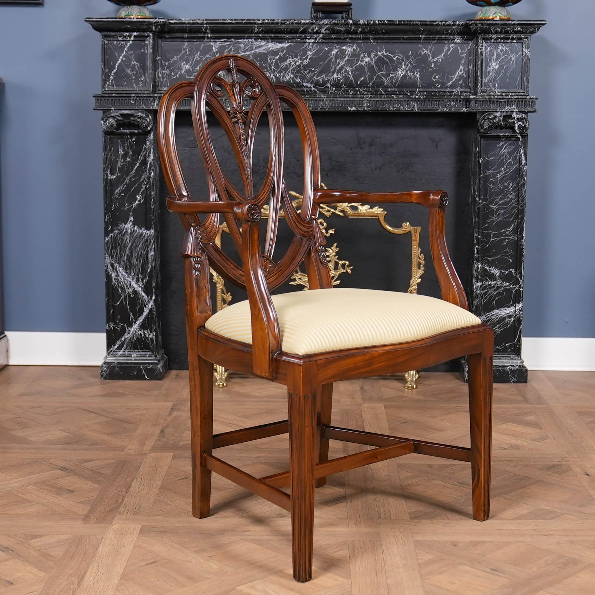 Dieses hochwertige Set aus 10 Tall Sweet Heart Chairs besteht aus 2 Sesseln und acht Beistellstühlen. Jeder Stuhl hat eine elegante und stilvolle Rückenlehne, die aus massivem Mahagoni geschnitzt ist und Drape-Schnitzereien sowie miteinander