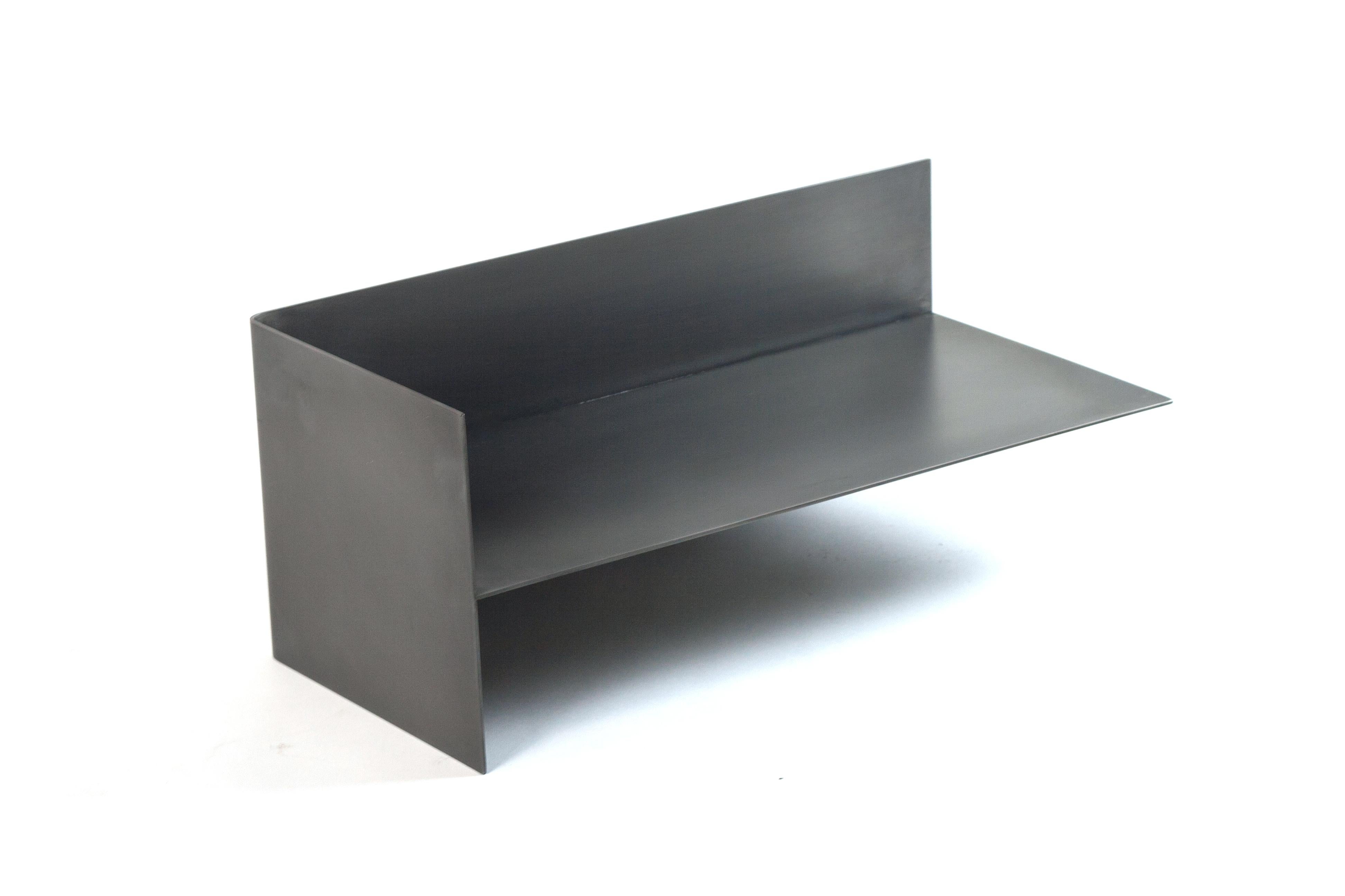 Postmoderne Grande table d'appoint « T » de Gentner Design en vente
