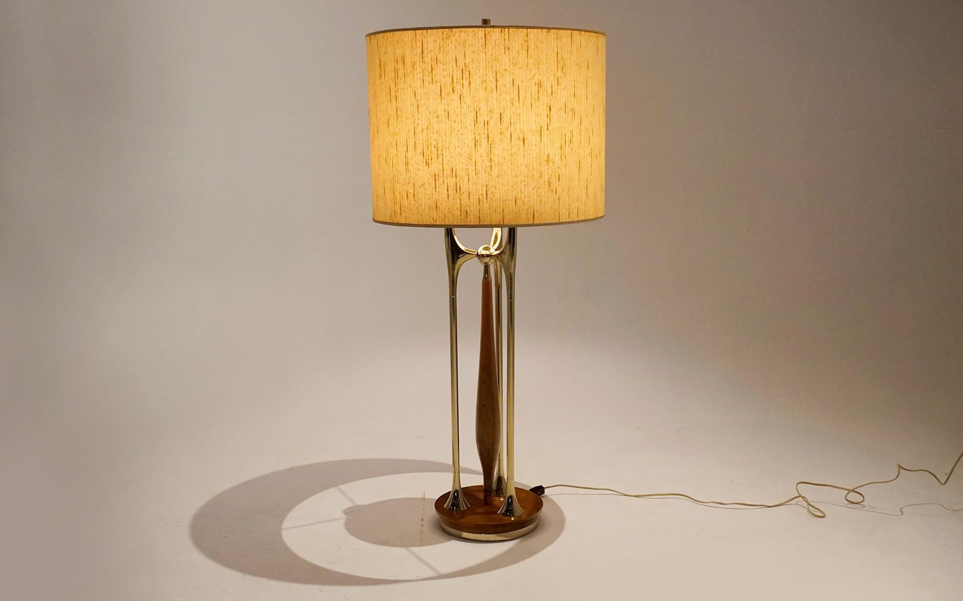 Tall Table Lamp in Brass and Walnut with Original Shade, Possibly Stiffel In Good Condition For Sale In Kansas City, MO