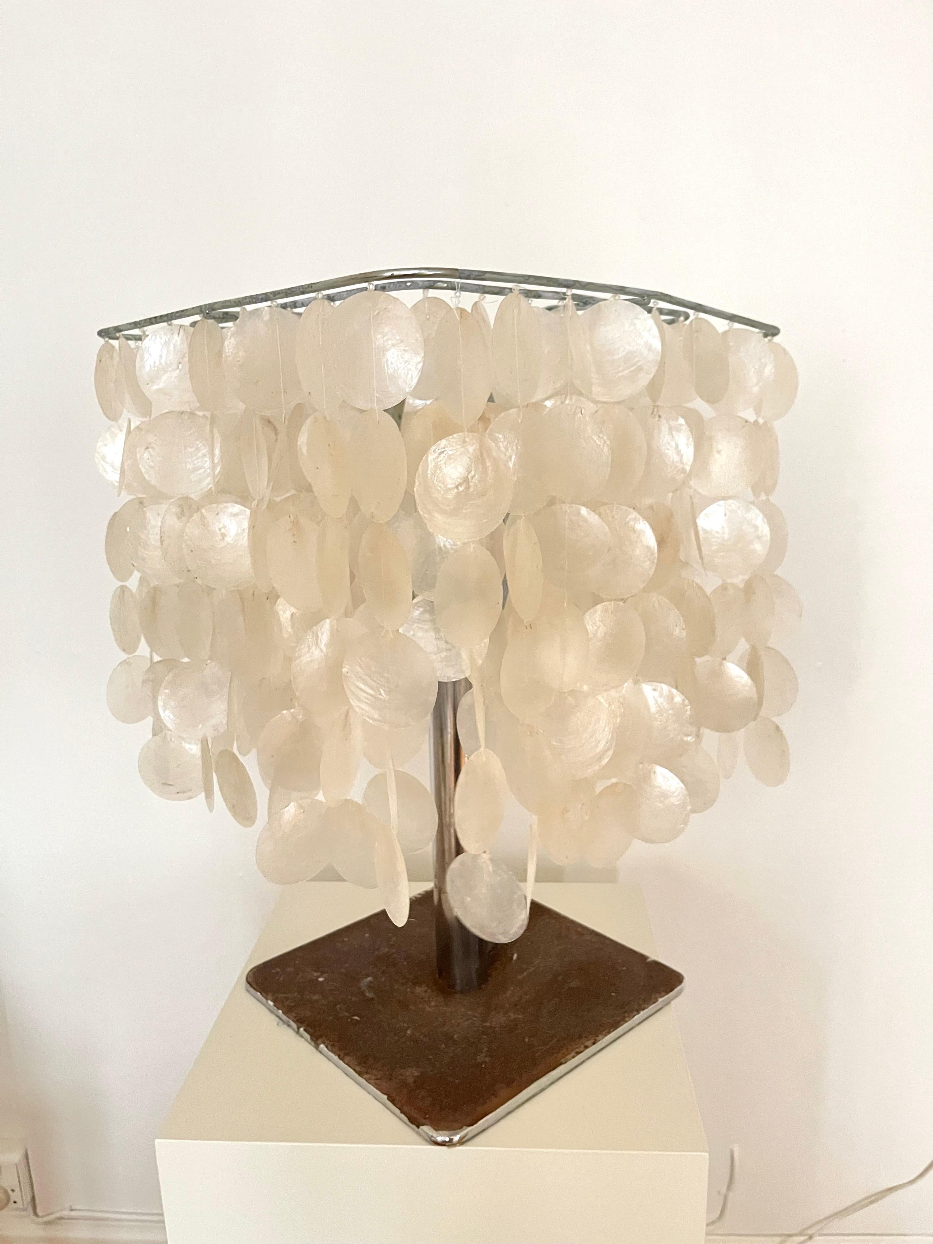 Lampada da tavolo alta con conchiglie in madreperla e base in metallo patinato

Lampada da tavolo alta ed elegante, con conchiglie in madreperla e base e stelo in metallo patinato. Con un'altezza di 58 cm (circa 22,8 pollici) e una
