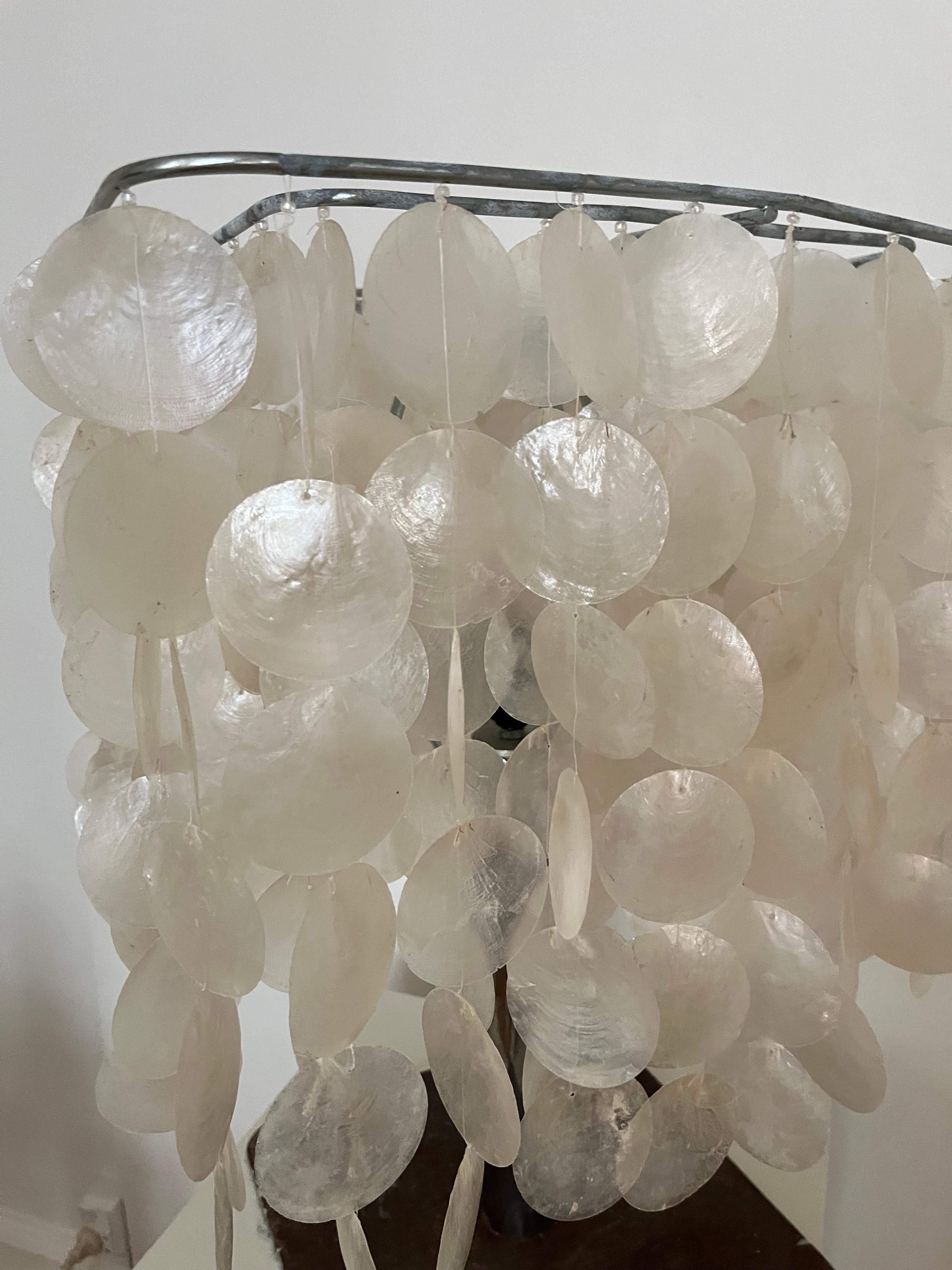 Scandinavo Lampada da tavolo alta con conchiglie in madreperla e base in metallo patinato in vendita