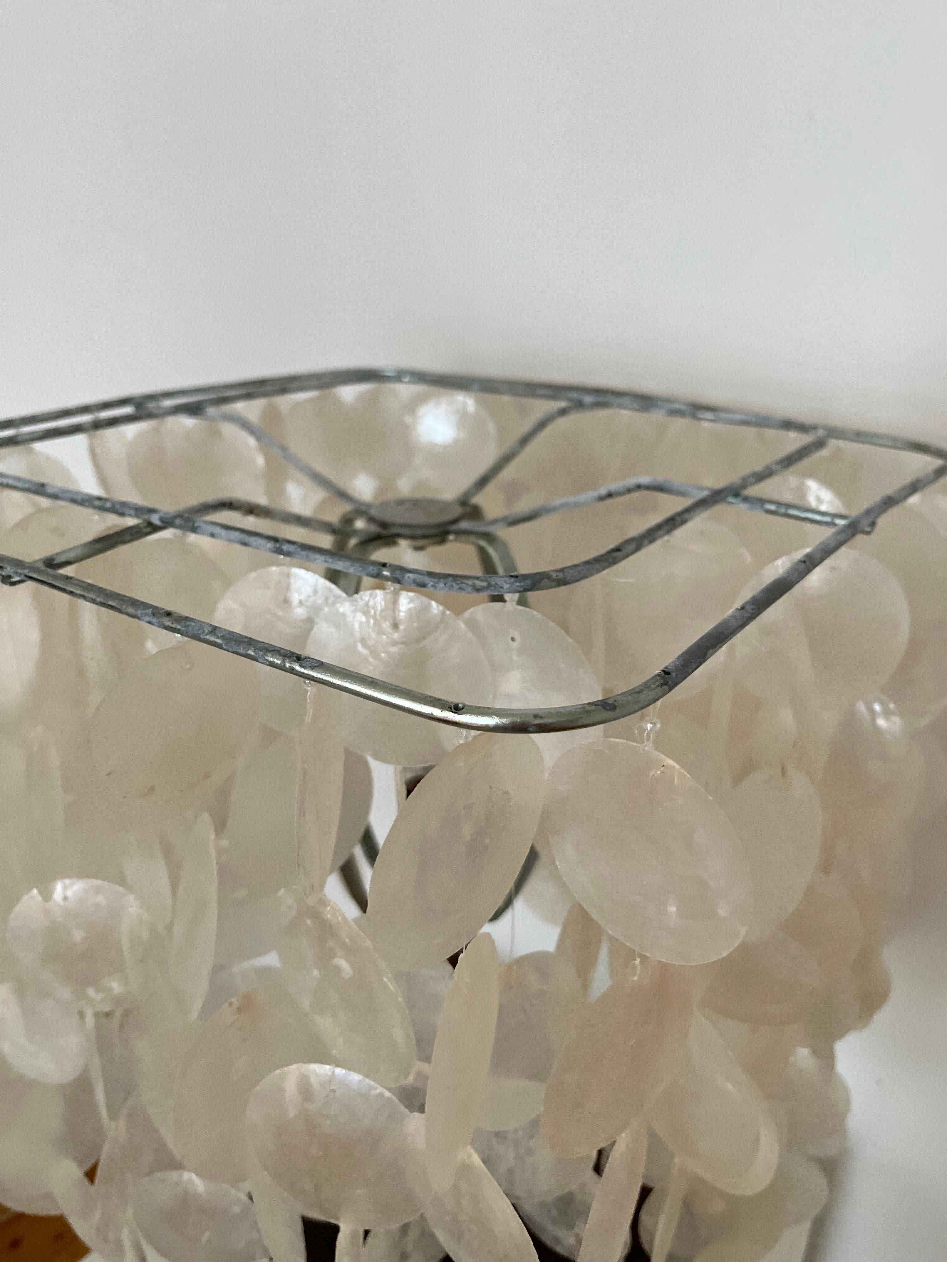 Lampada da tavolo alta con conchiglie in madreperla e base in metallo patinato In condizioni buone in vendita a Frederiksberg C, DK