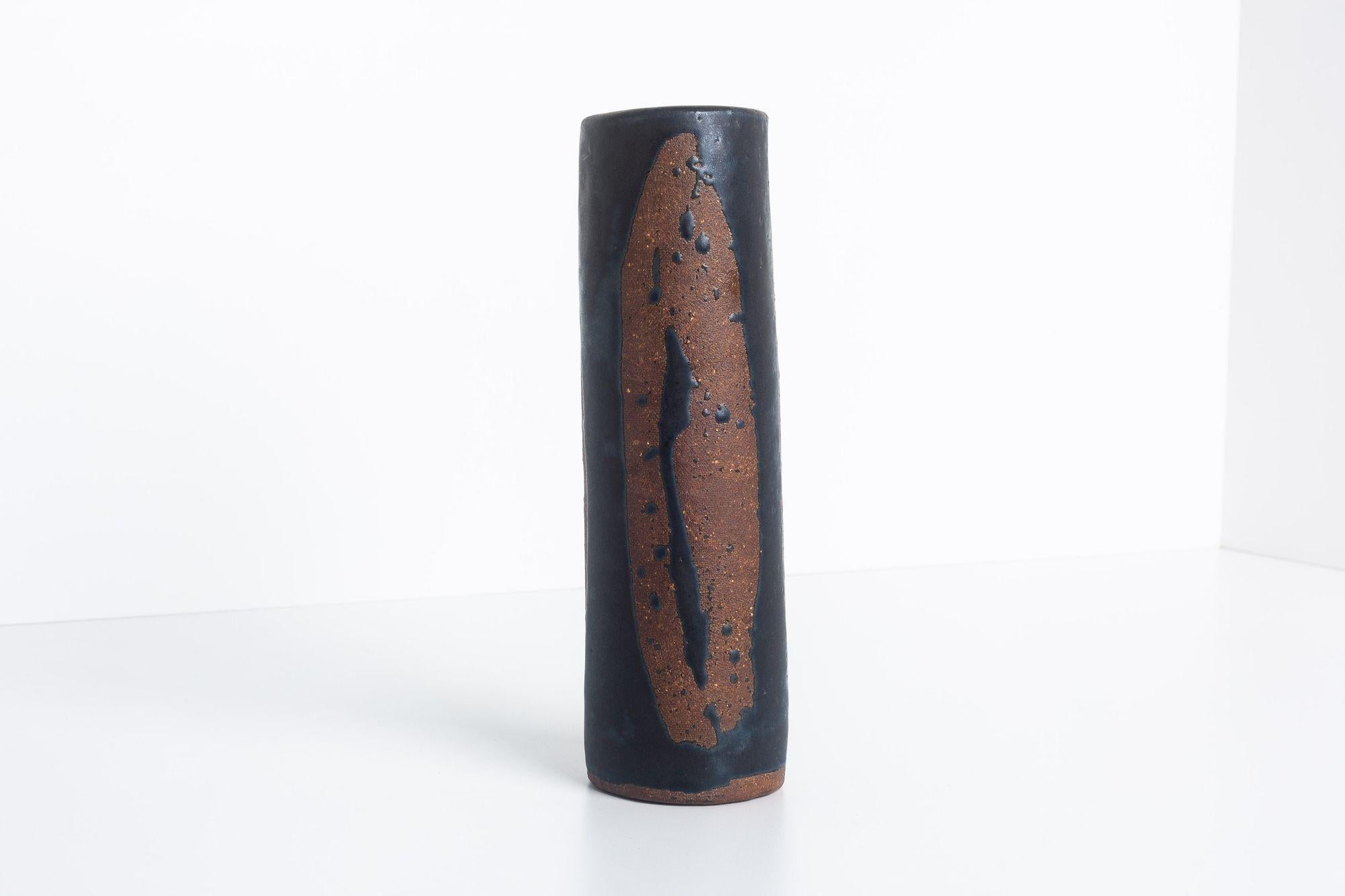 Vaso alto in ceramica smaltata al catrame su bisquit, firmato
Alto 9