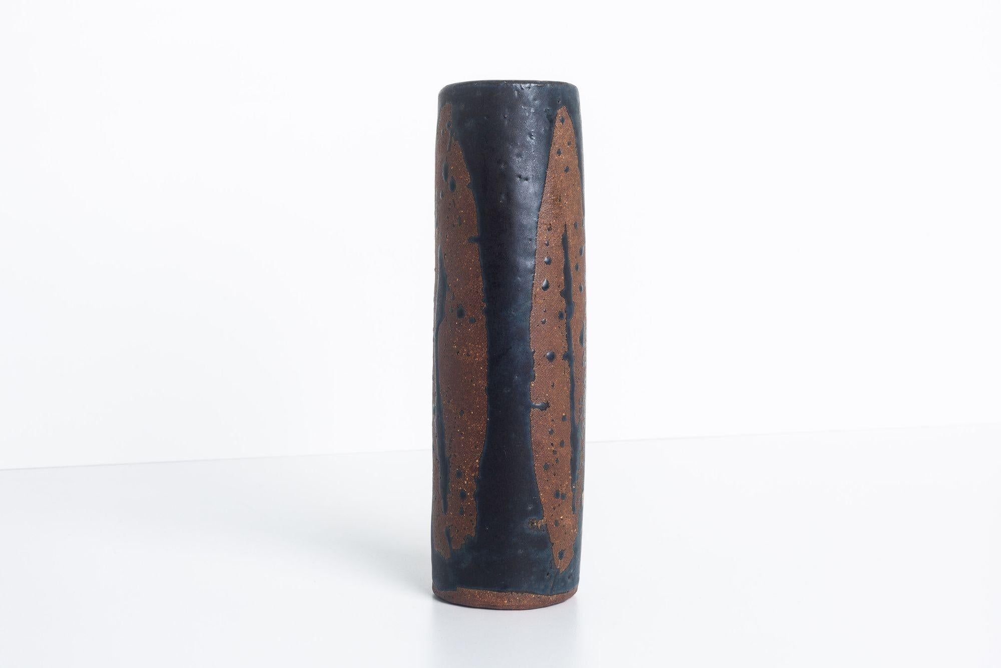 Mid-Century moderno Vaso alto in ceramica smaltata al catrame su bisquit, firmato in vendita