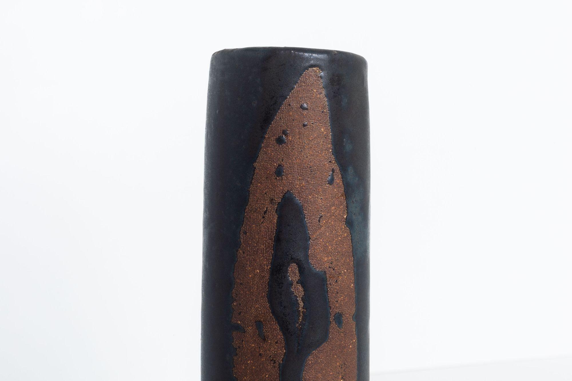 Smaltato Vaso alto in ceramica smaltata al catrame su bisquit, firmato in vendita