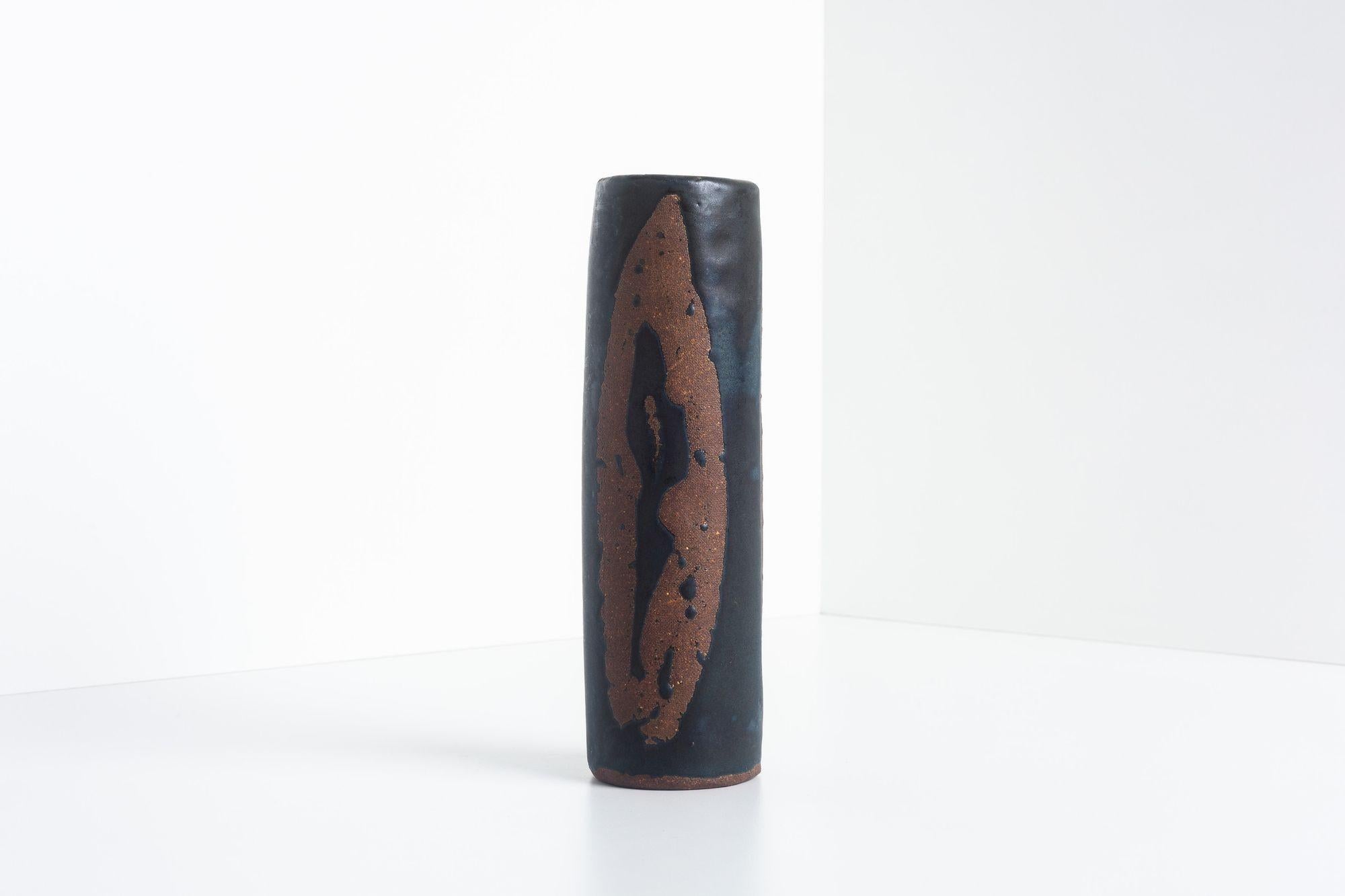 Metà XX secolo Vaso alto in ceramica smaltata al catrame su bisquit, firmato in vendita