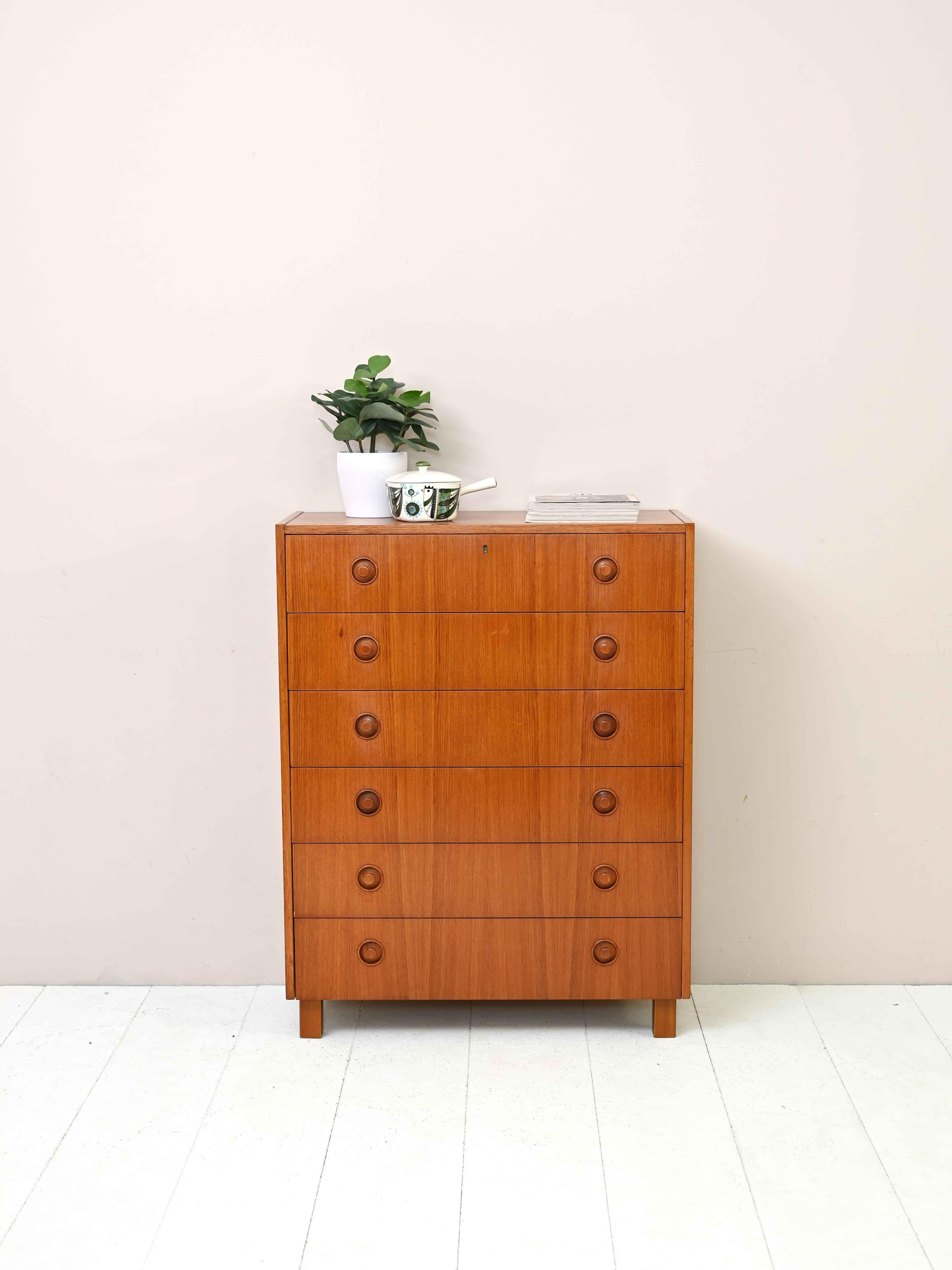 Scandinavian cabinet with 6 drawers original from the 1950s.
A capacious chest of drawers that traces mid-century taste and style. The structure is simple and linear and the legs are square. Round drawer knobs characterize this piece of furniture