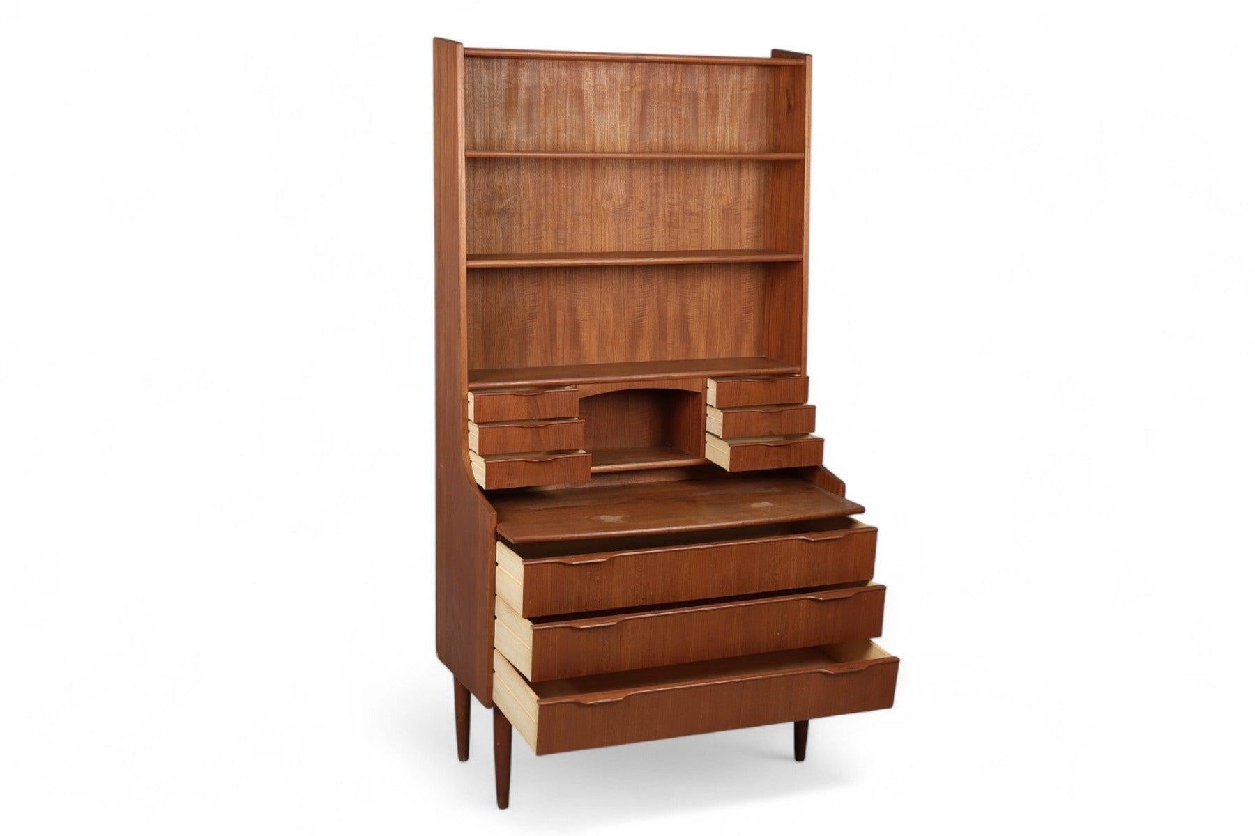 Mid-Century moderno Libreria moderna danese alta in teak / Scrivania per segretaria in vendita