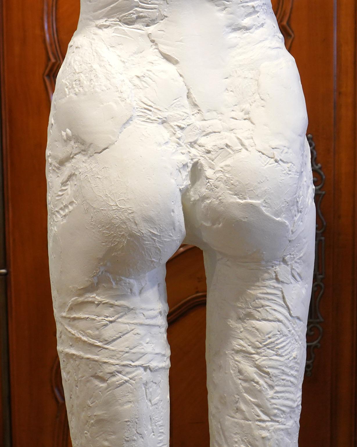 Grande sculpture texturée d'une femme aux pieds exagérés dans le style de Manuel Neri en vente 3