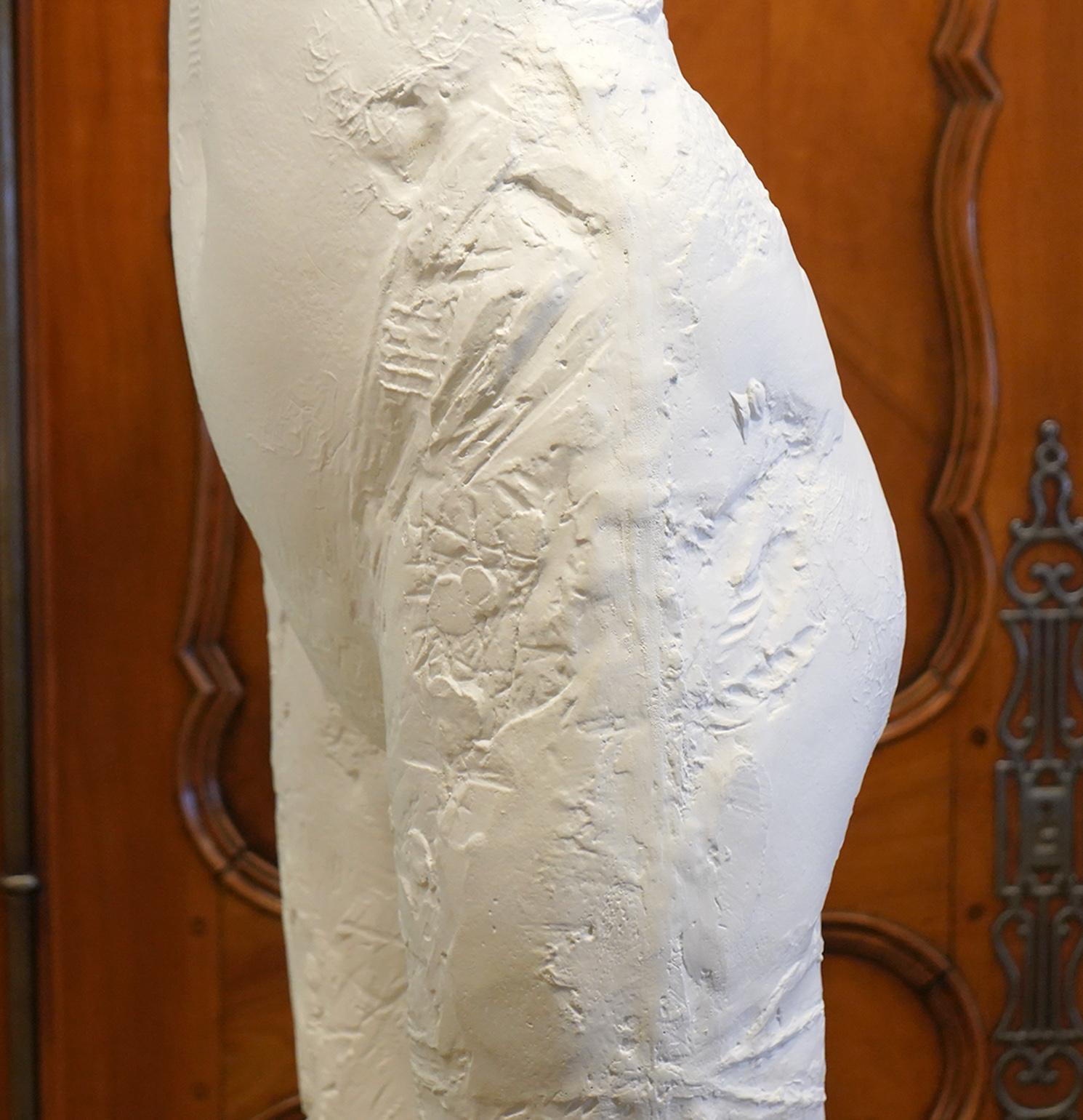 Grande sculpture texturée d'une femme aux pieds exagérés dans le style de Manuel Neri en vente 6