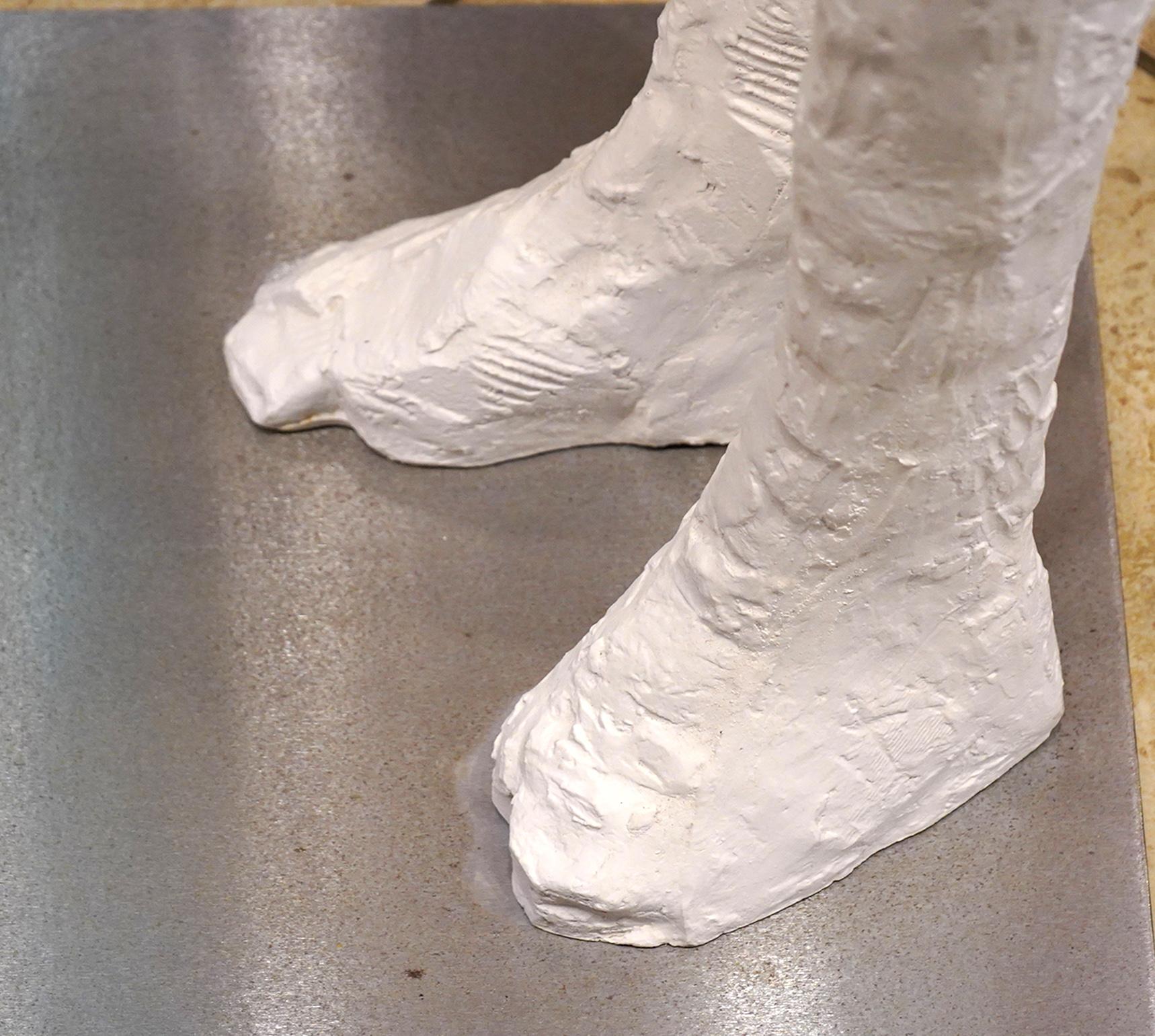 Grande sculpture texturée d'une femme aux pieds exagérés dans le style de Manuel Neri en vente 7