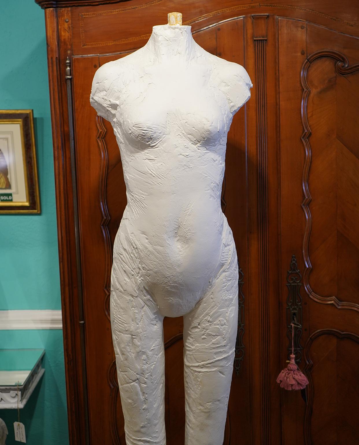 Expressionniste Grande sculpture texturée d'une femme aux pieds exagérés dans le style de Manuel Neri en vente