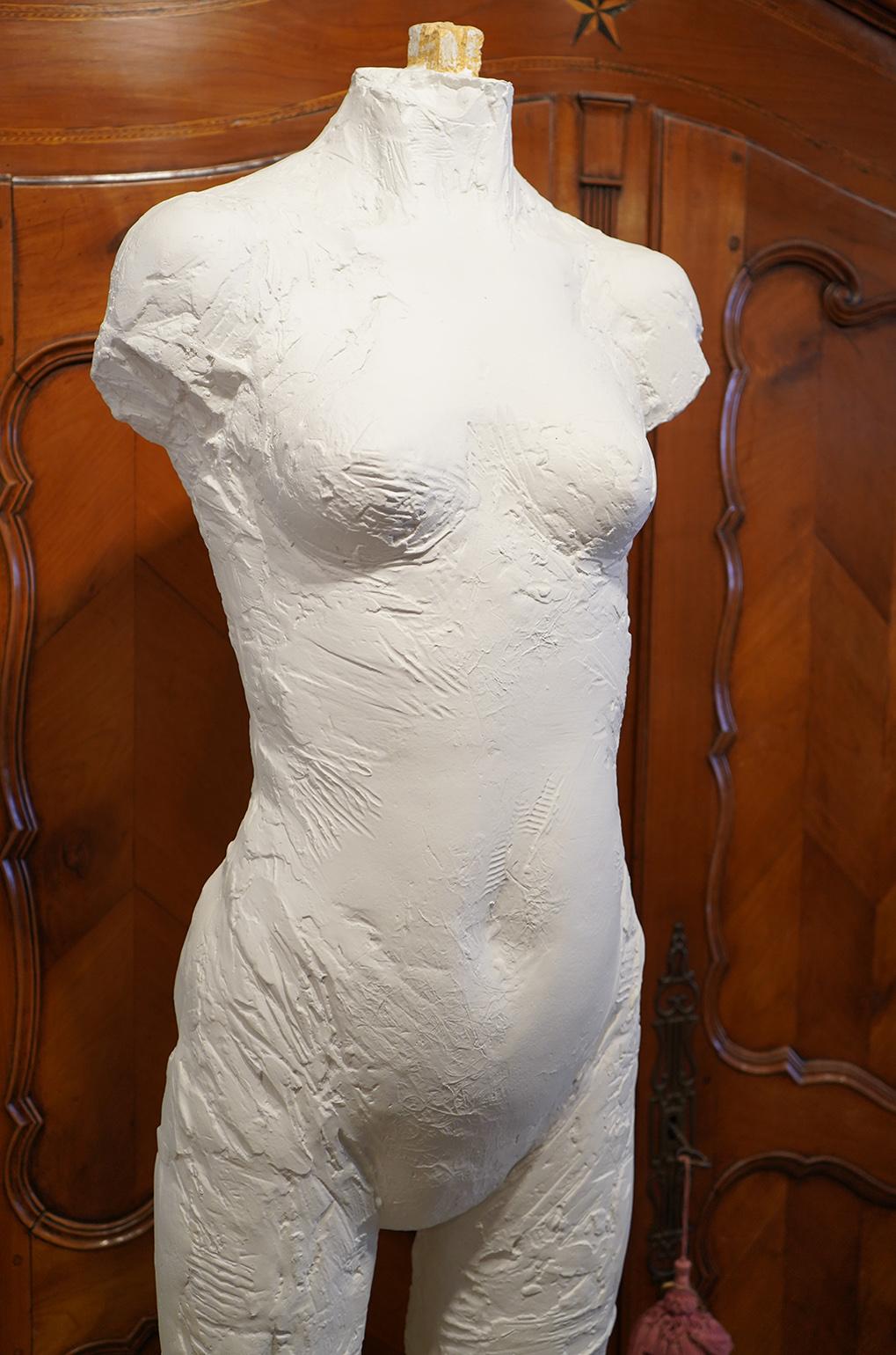 Américain Grande sculpture texturée d'une femme aux pieds exagérés dans le style de Manuel Neri en vente