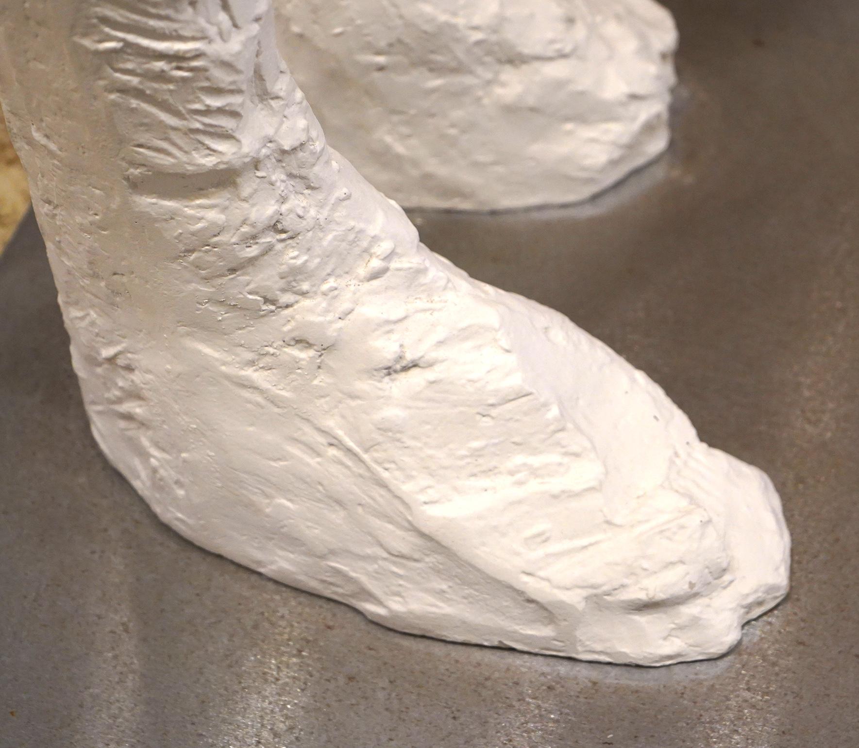 Métal Grande sculpture texturée d'une femme aux pieds exagérés dans le style de Manuel Neri en vente