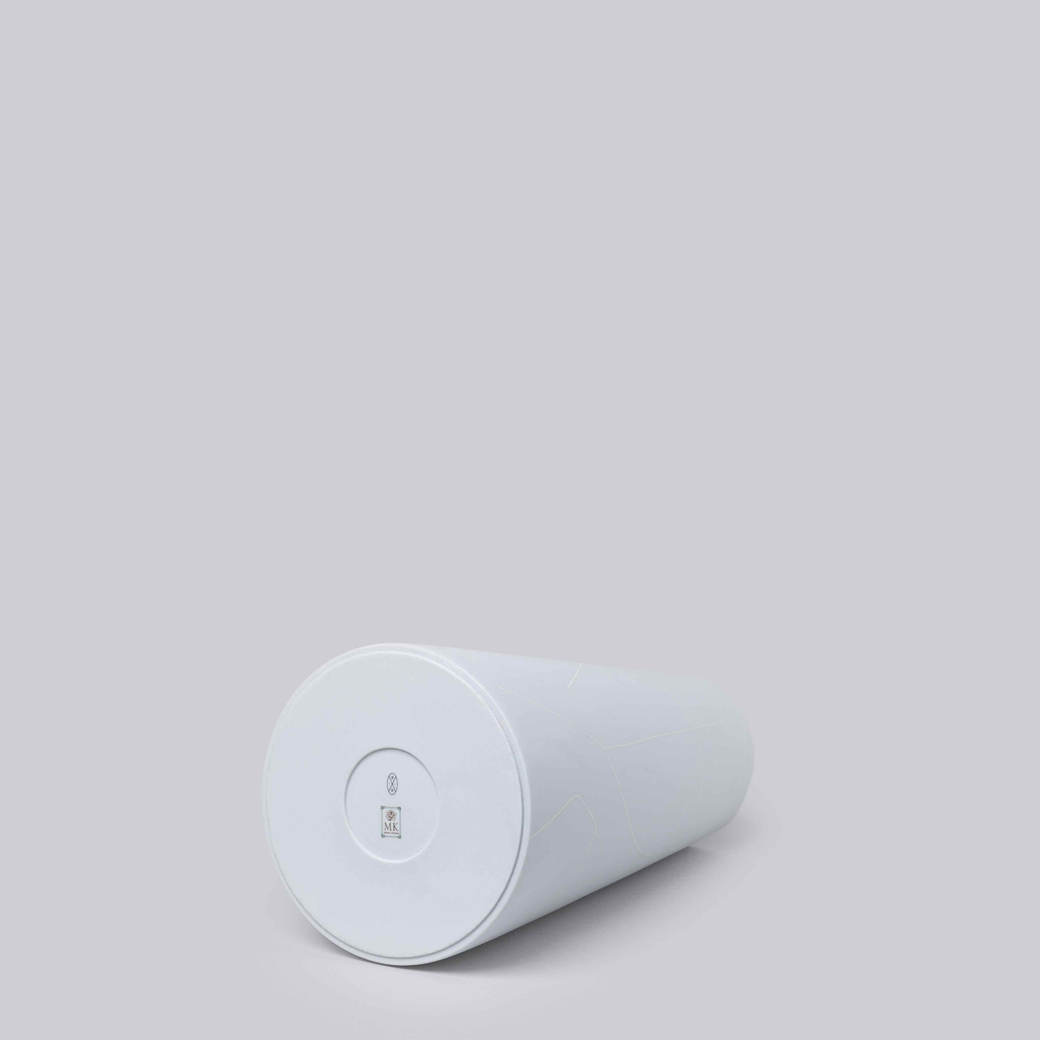 Cinese Vaso conico alto e sottile in ceramica grigio chiaro con motivo grafico a righe in vendita