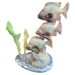 Große Bronzestatue mit drei Fischen und Marmorsockel