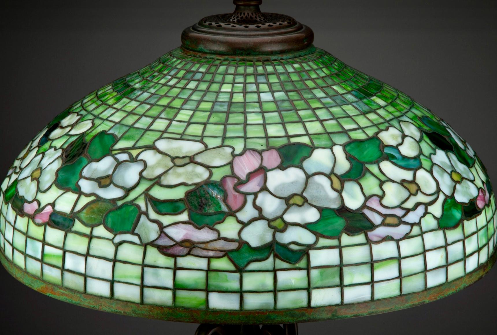 Grande lampe de bureau Tiffany Studios Banded Dogwood en verre plombé et bronze en vente 2