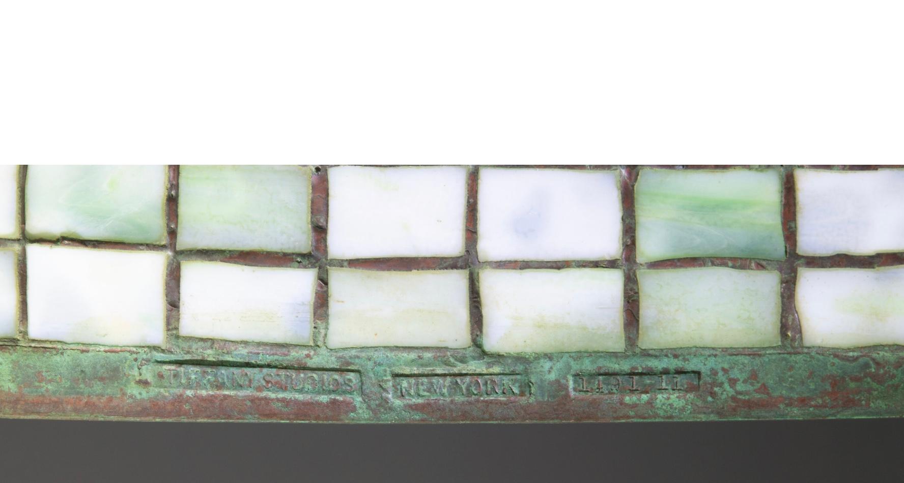 Grande lampe de bureau Tiffany Studios Banded Dogwood en verre plombé et bronze en vente 3