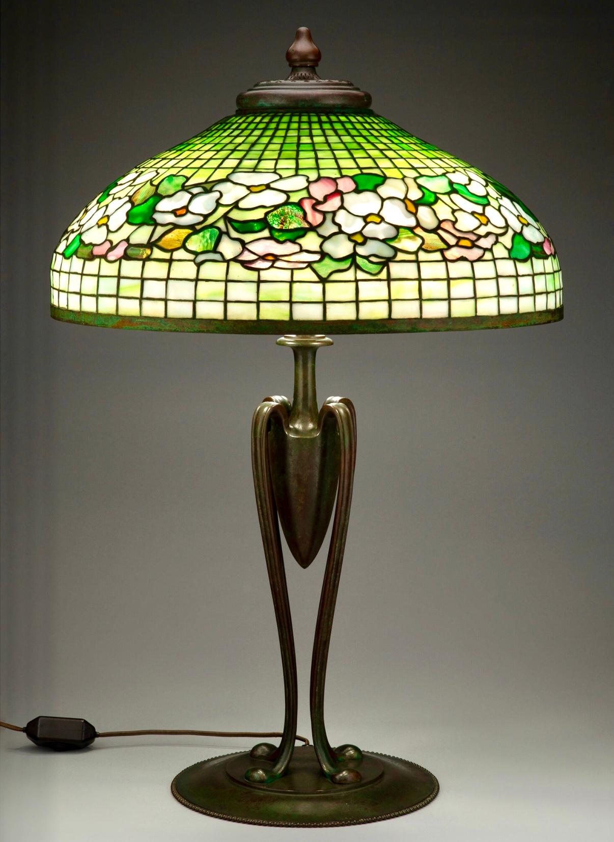 Lampe de table Art Nouveau Tiffany Studios Banded Dogwood en verre au plomb et bronze. La base en bronze est rare et exquise dans cet exemple et se marie à merveille avec cet abat-jour parfait en bois de cornouiller. Il est certain qu'il fera