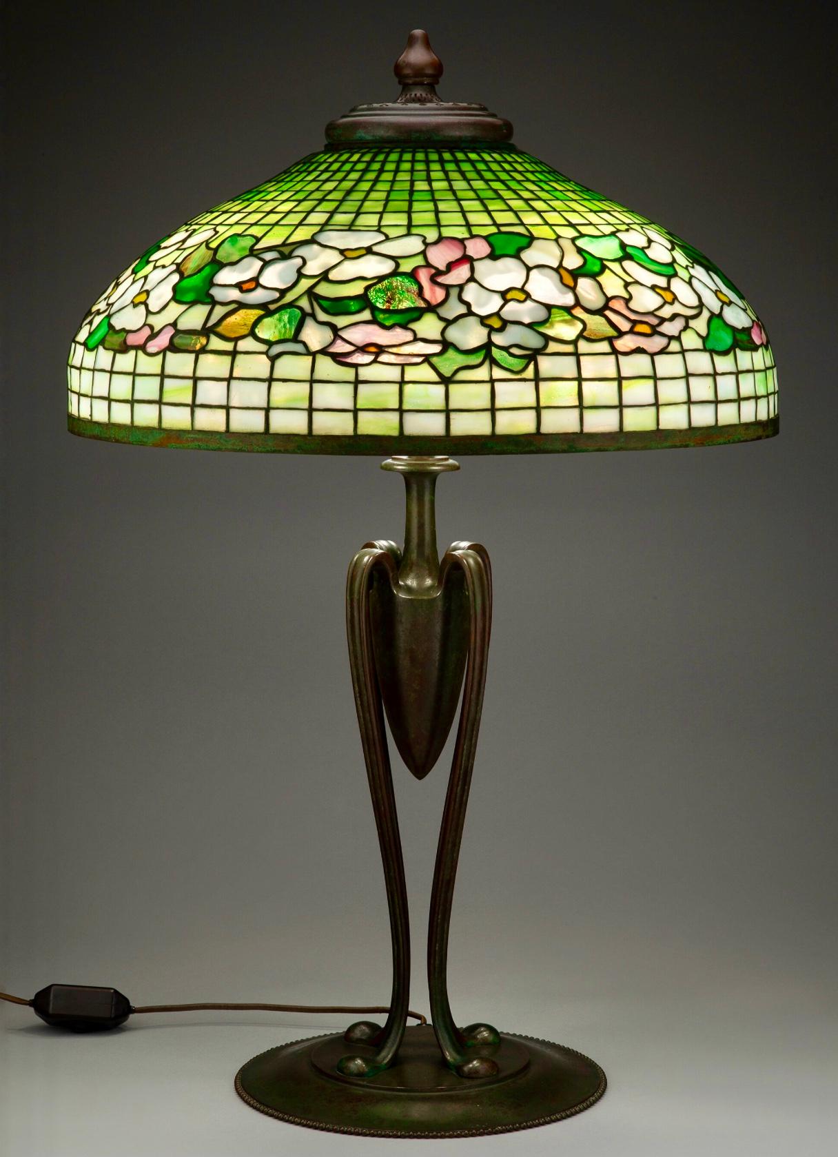 Art nouveau Grande lampe de bureau Tiffany Studios Banded Dogwood en verre plombé et bronze en vente