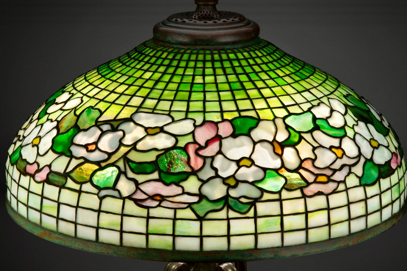 Américain Grande lampe de bureau Tiffany Studios Banded Dogwood en verre plombé et bronze en vente