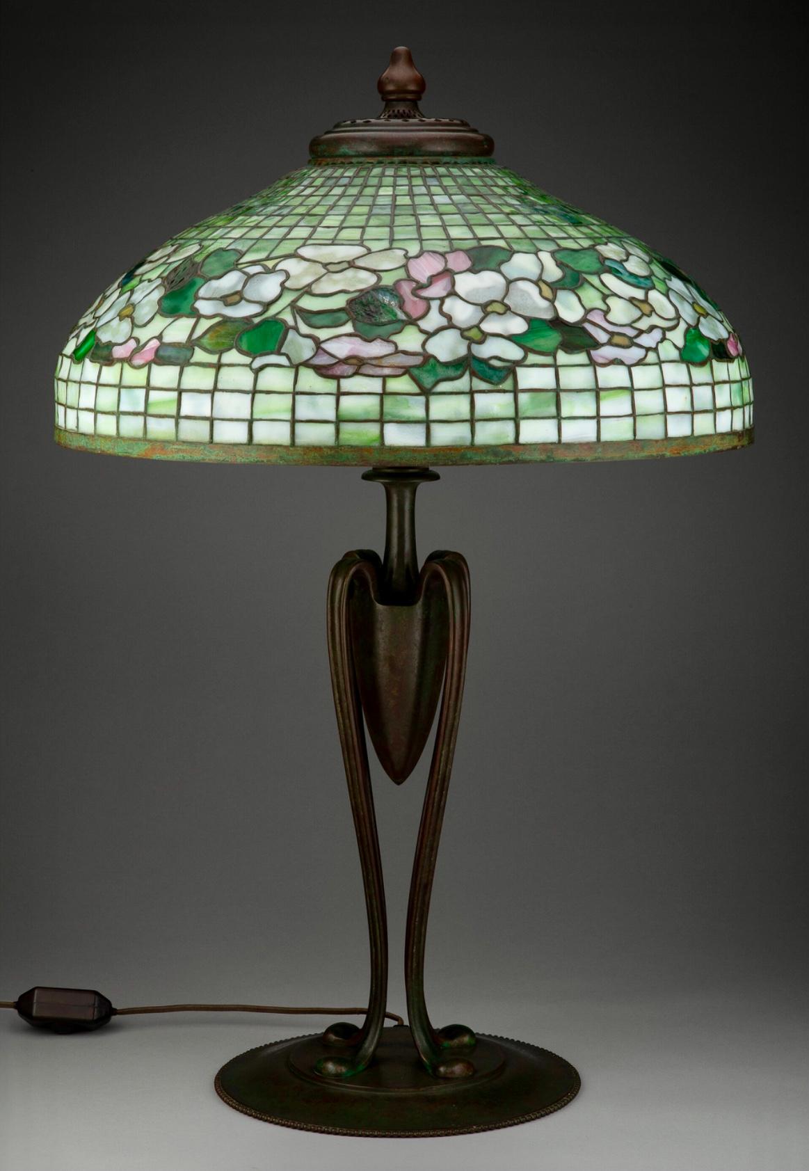 Moulage Grande lampe de bureau Tiffany Studios Banded Dogwood en verre plombé et bronze en vente