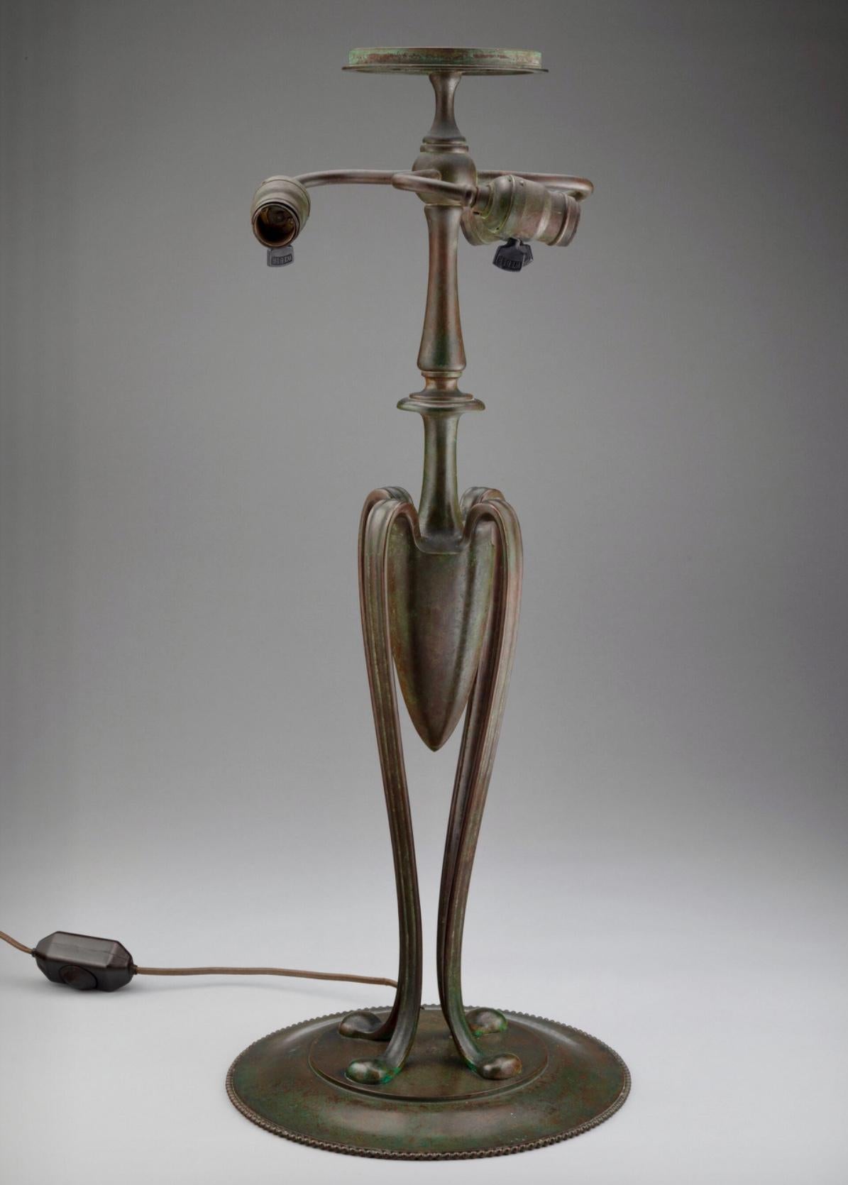 Grande lampe de bureau Tiffany Studios Banded Dogwood en verre plombé et bronze Bon état - En vente à Dallas, TX