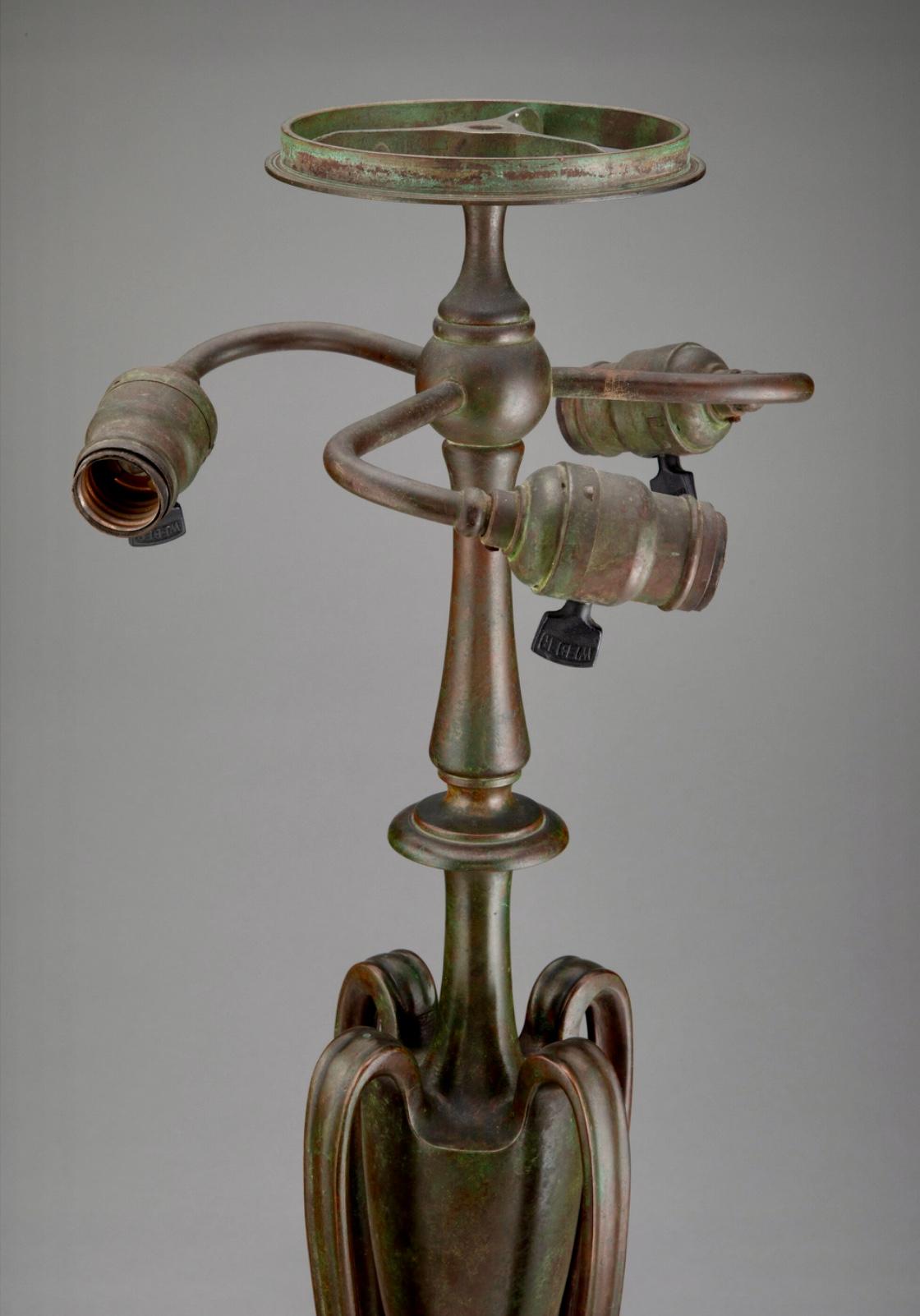 Début du 20ème siècle Grande lampe de bureau Tiffany Studios Banded Dogwood en verre plombé et bronze en vente