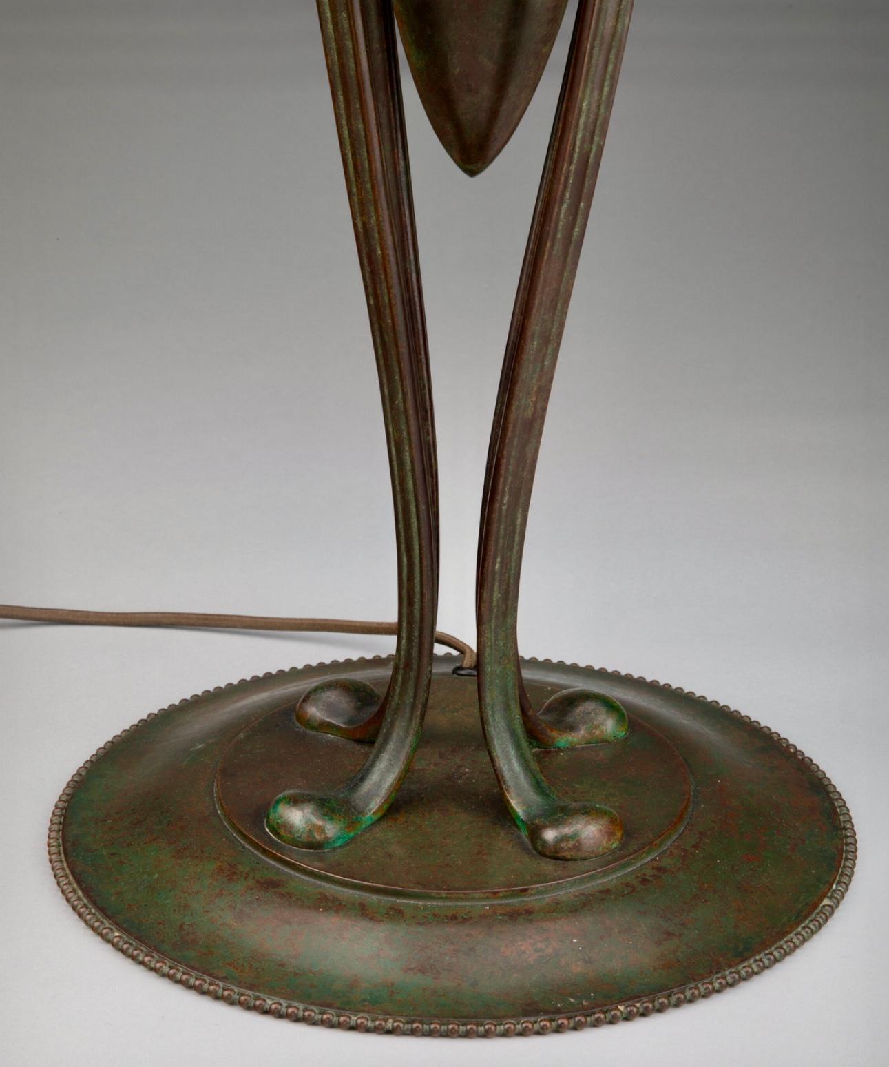 Bronze Grande lampe de bureau Tiffany Studios Banded Dogwood en verre plombé et bronze en vente
