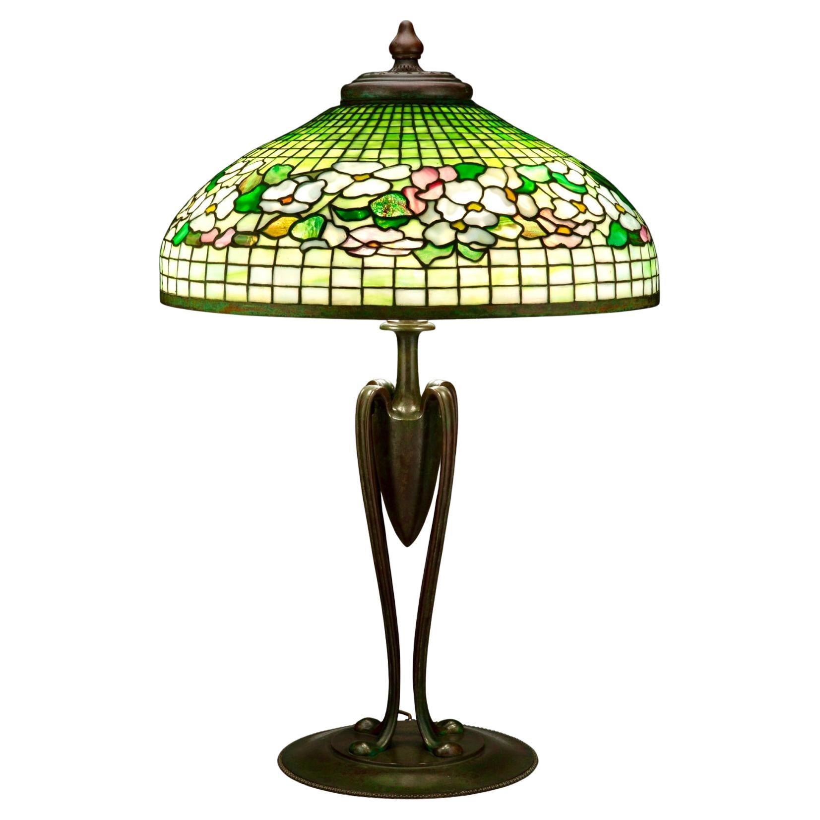 Grande lampe de bureau Tiffany Studios Banded Dogwood en verre plombé et bronze