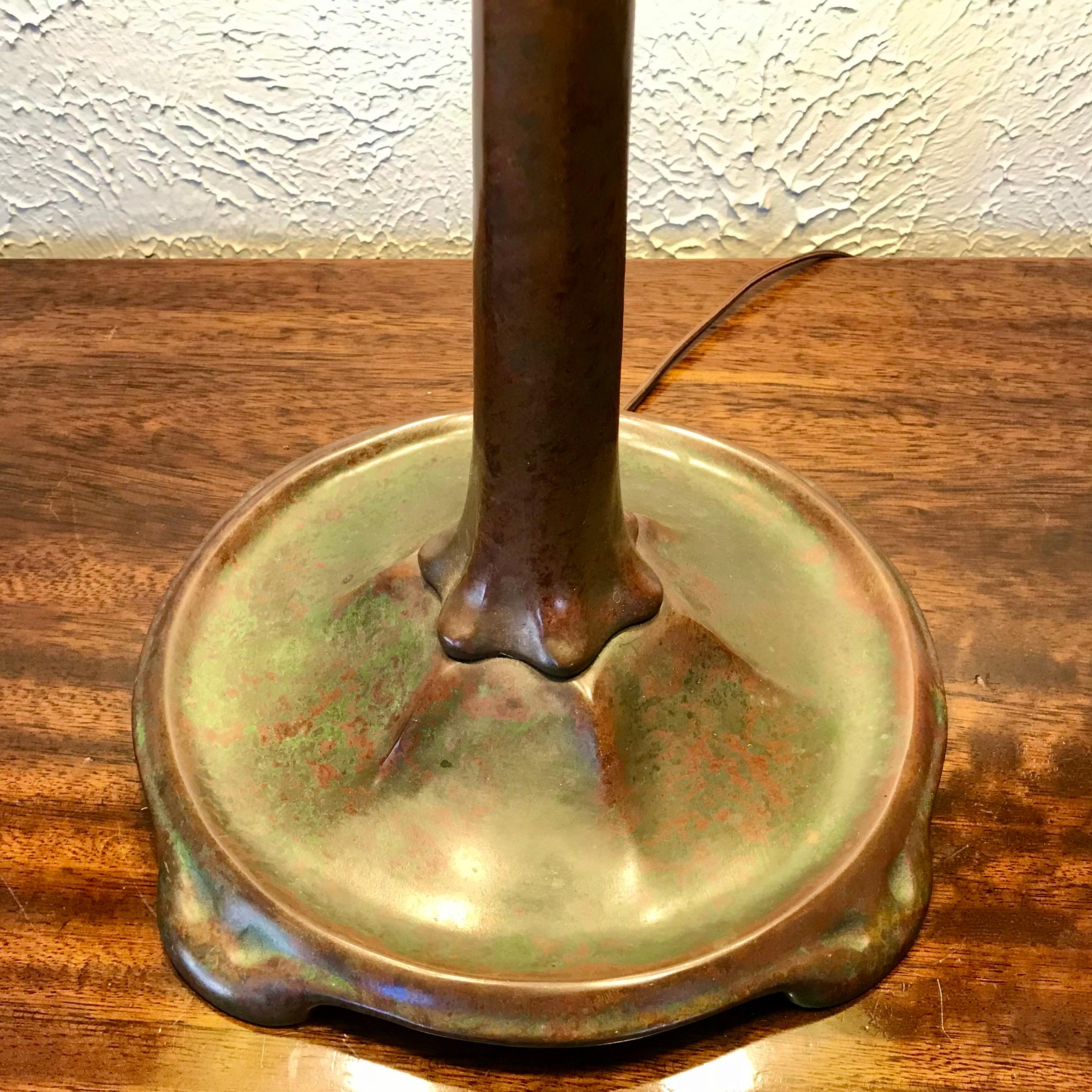 Early 20th Century Tall Tiffany Studios Geometric 20” Vine Border Table Lamp For Sale