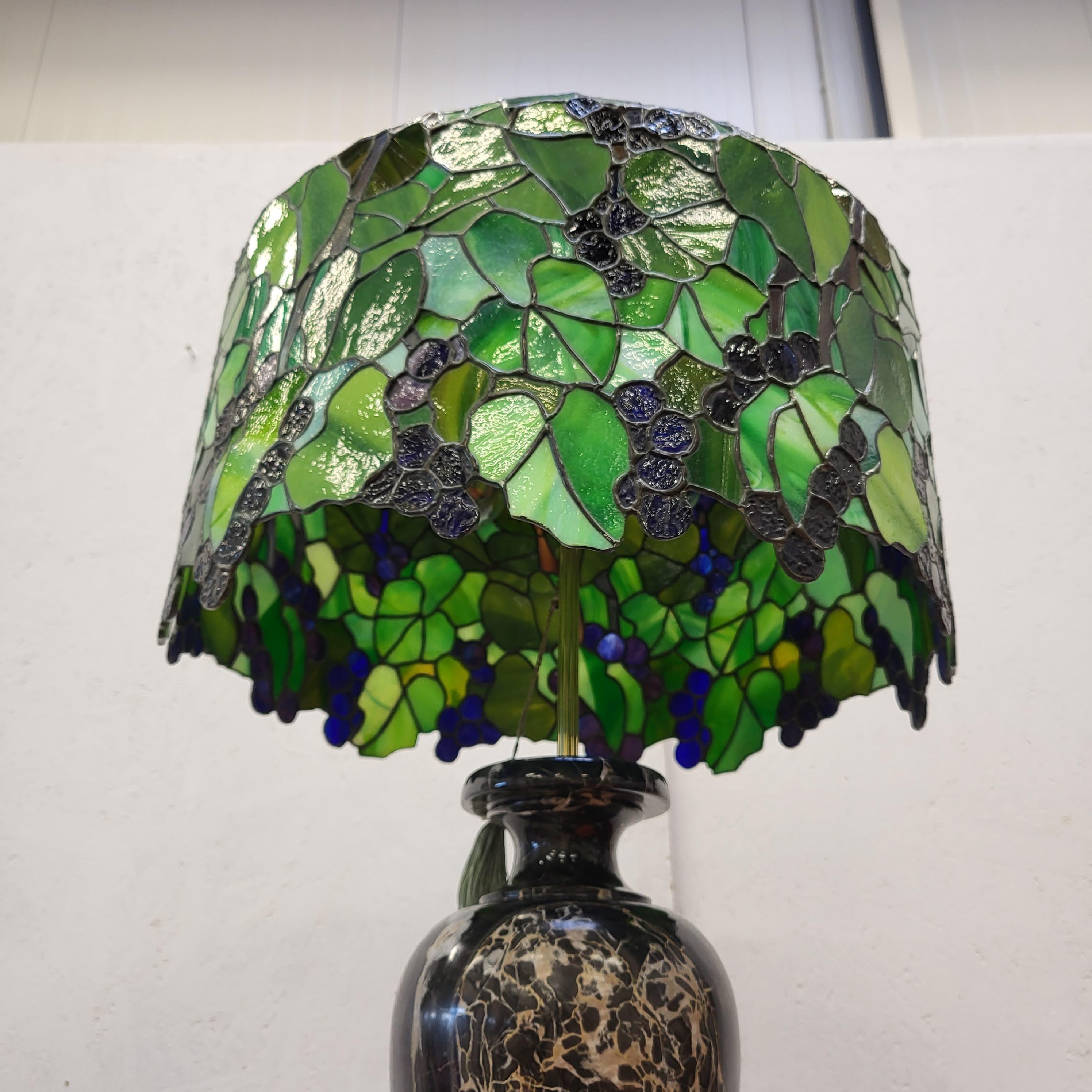 Große Wisteria-Lampe im Tiffany-Stil, Trauben, schwarzer Marmor (amerikanisch) im Angebot