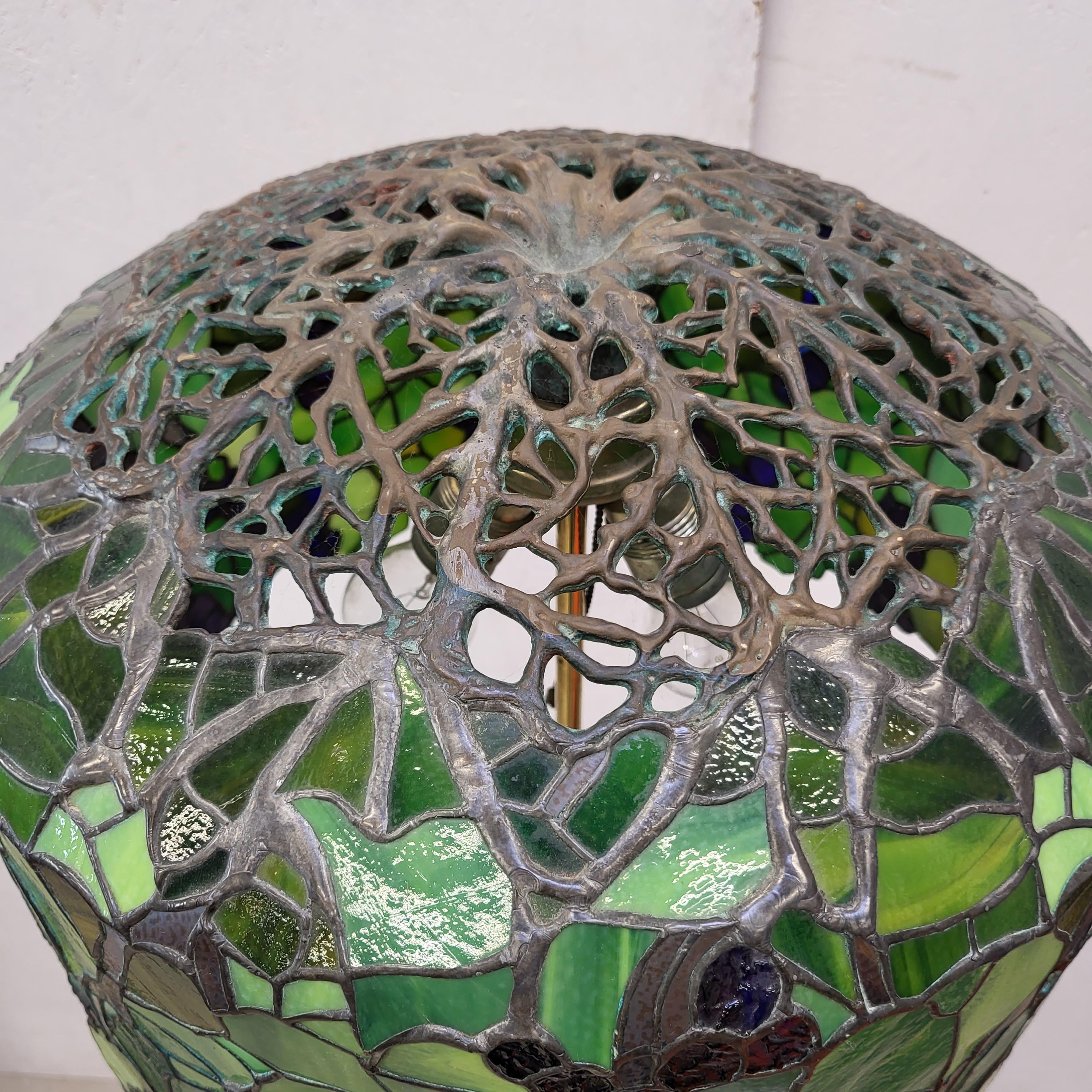Große Wisteria-Lampe im Tiffany-Stil, Trauben, schwarzer Marmor (Glas) im Angebot