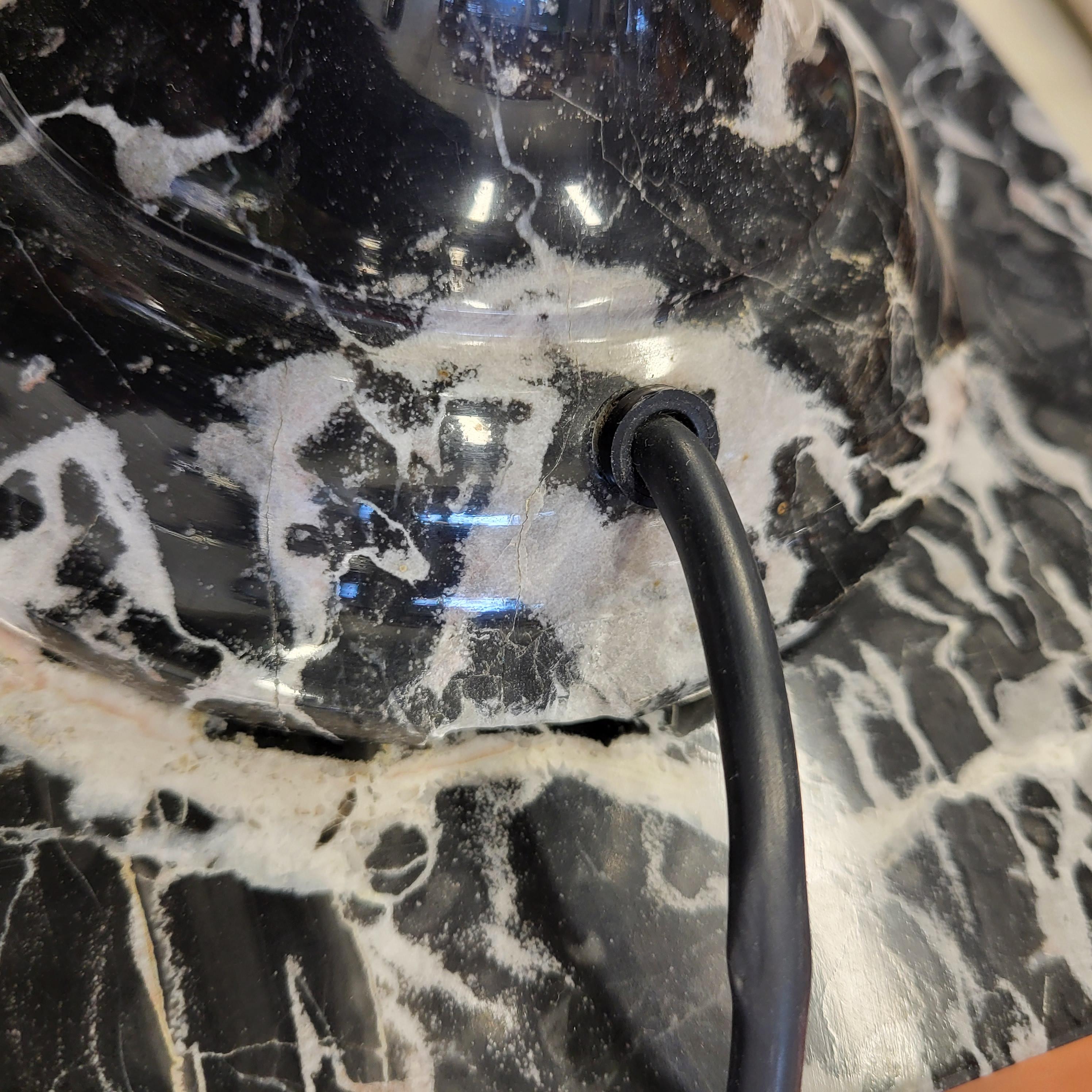 Metà XX secolo Lampada Tiffany a forma di glicine alta Uva di Marmo Nero in vendita