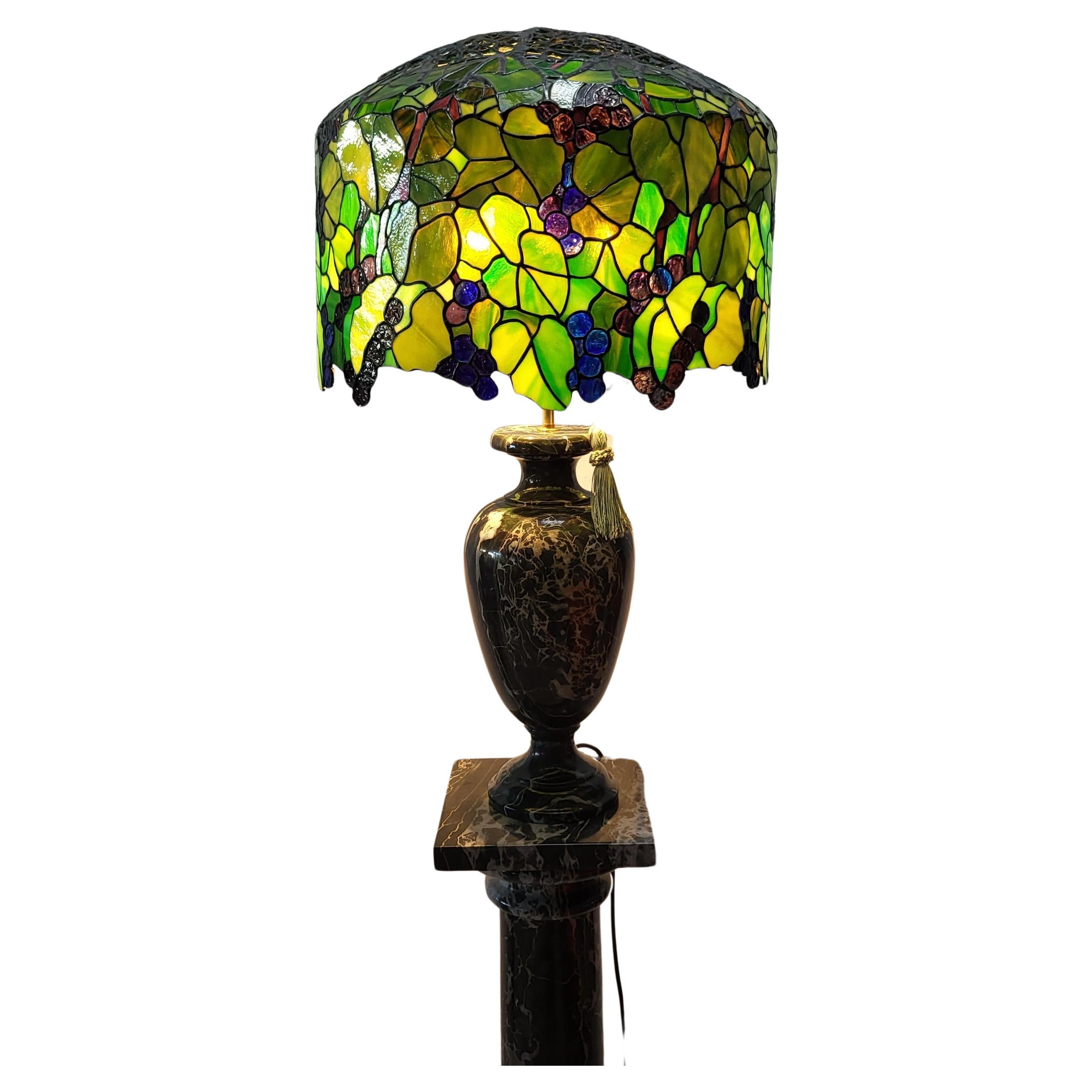 Große Wisteria-Lampe im Tiffany-Stil, Trauben, schwarzer Marmor im Angebot