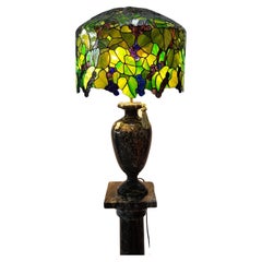 Große Wisteria-Lampe im Tiffany-Stil, Trauben, schwarzer Marmor