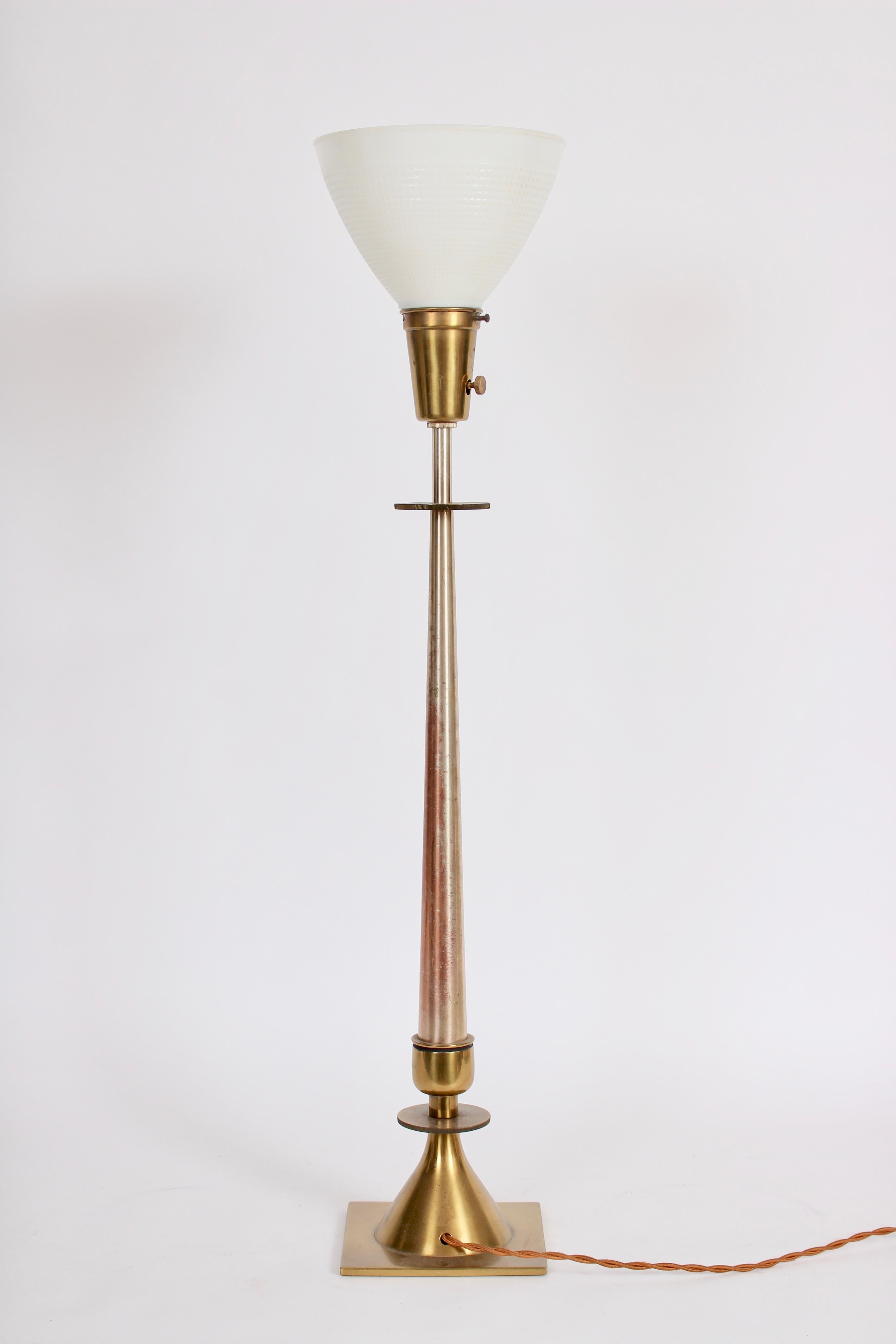Große Tommi Parzinger Style Nickel & Messing Stiffel Lampe mit Milchglasschirm (amerikanisch) im Angebot