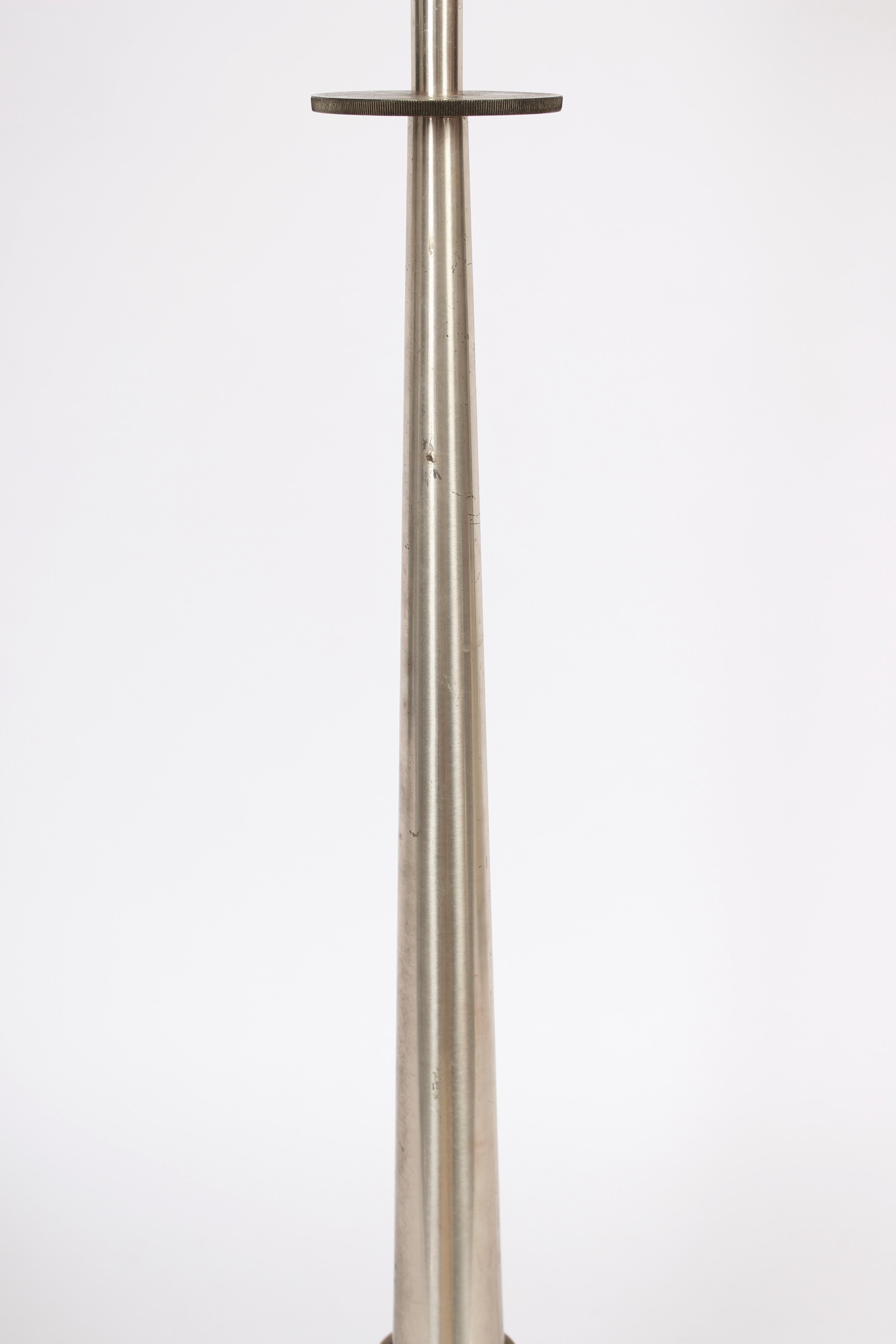 Große Tommi Parzinger Style Nickel & Messing Stiffel Lampe mit Milchglasschirm (Gebürstet) im Angebot