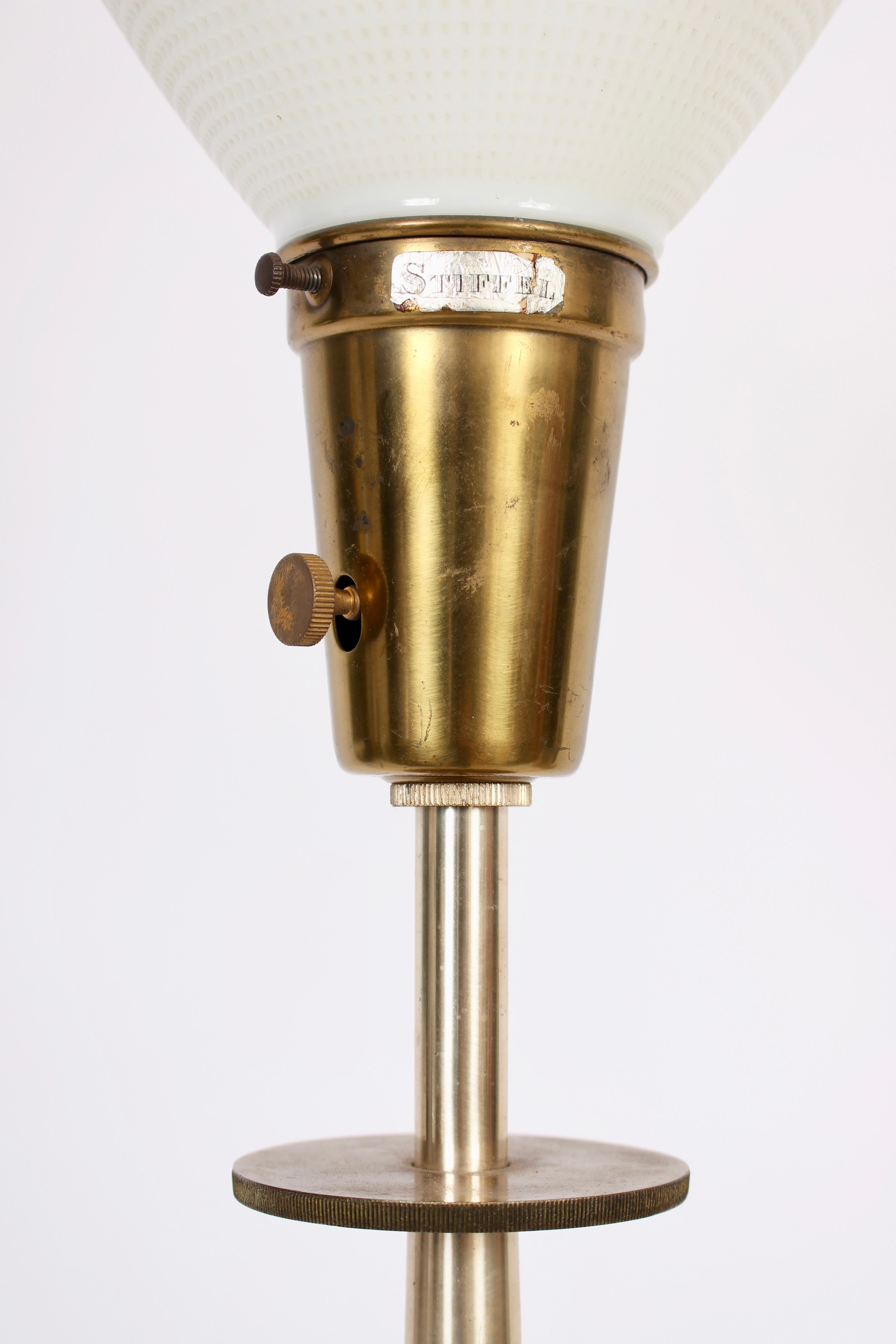 Große Tommi Parzinger Style Nickel & Messing Stiffel Lampe mit Milchglasschirm im Zustand „Gut“ im Angebot in Bainbridge, NY