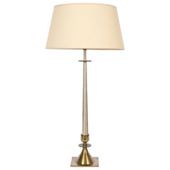 Grande lampe Stiffel en nickel et laiton de style Tommi Parzinger avec abat-jour en verre au lait