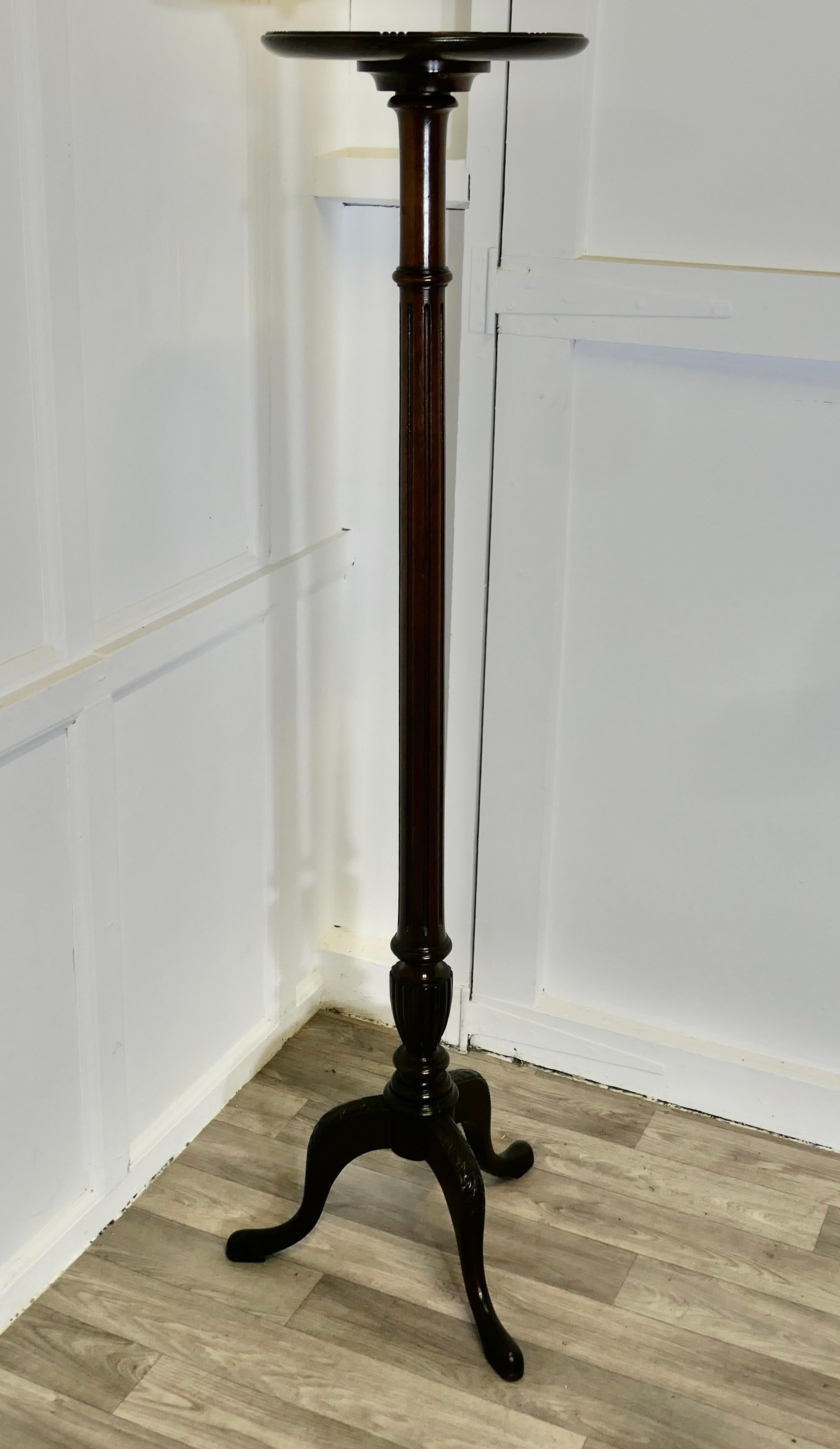 Grand Torchère ou Stand de lampe

Il s'agit d'une pièce de qualité, la torchère a un sommet circulaire de 12 pouces avec un bord moulé en relief. 
Il repose sur une base sculptée à trois pieds, les pieds étant ornés de feuilles d'acanthe détaillées.