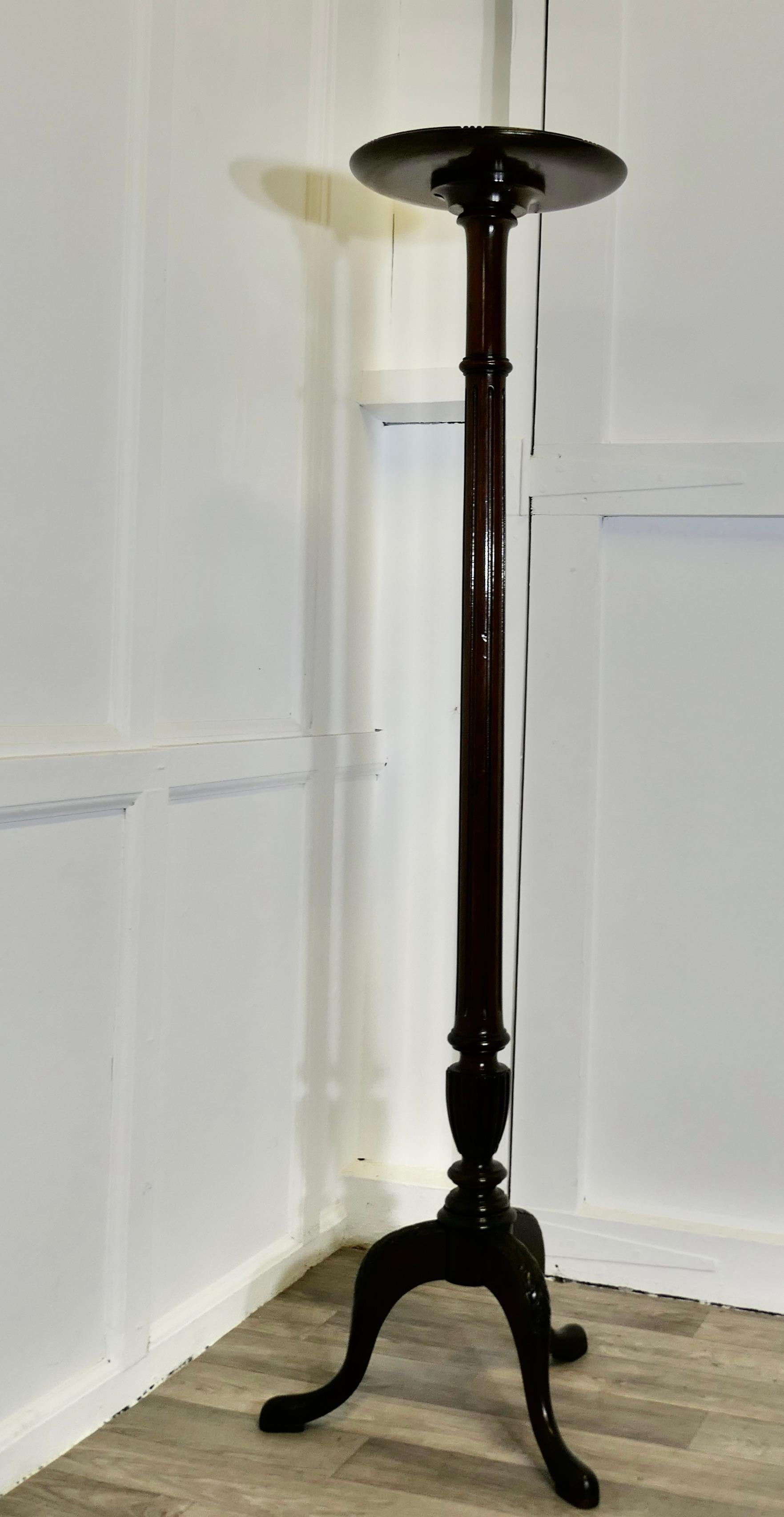 Style Adam Grand Torchère ou Stand de lampe  Il s'agit d'une pièce de qualité en vente