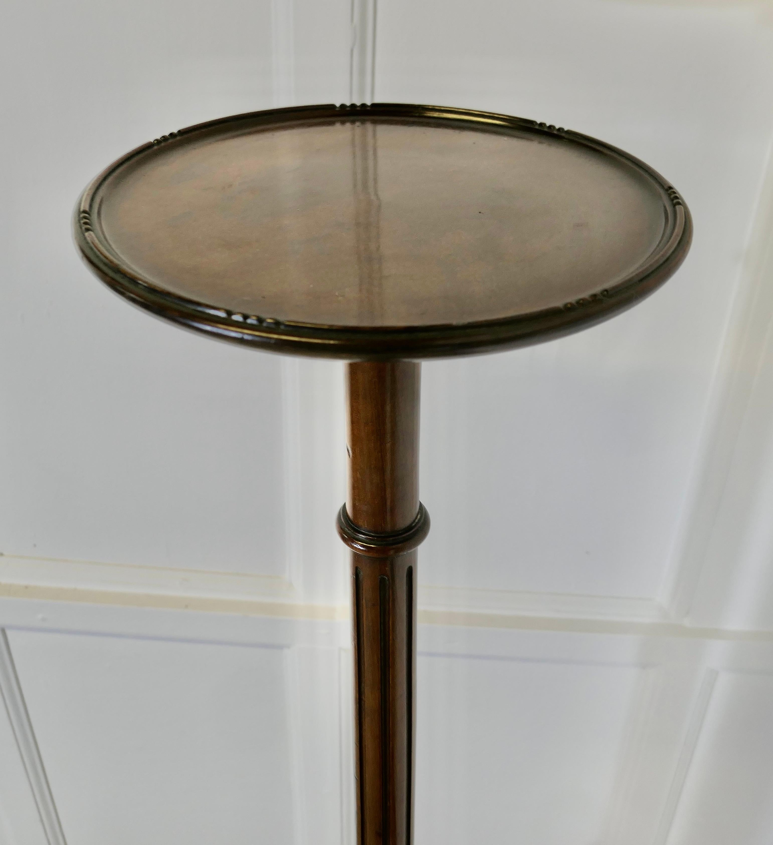 Noyer Grand Torchère ou Stand de lampe  Il s'agit d'une pièce de qualité en vente