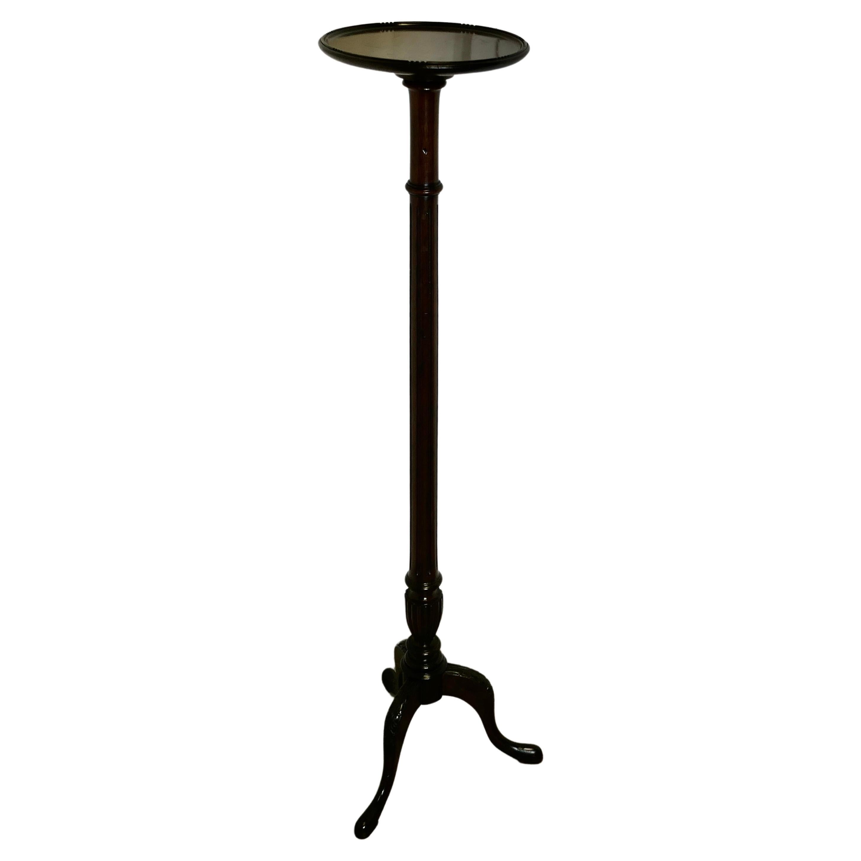 Grand Torchère ou Stand de lampe  Il s'agit d'une pièce de qualité en vente