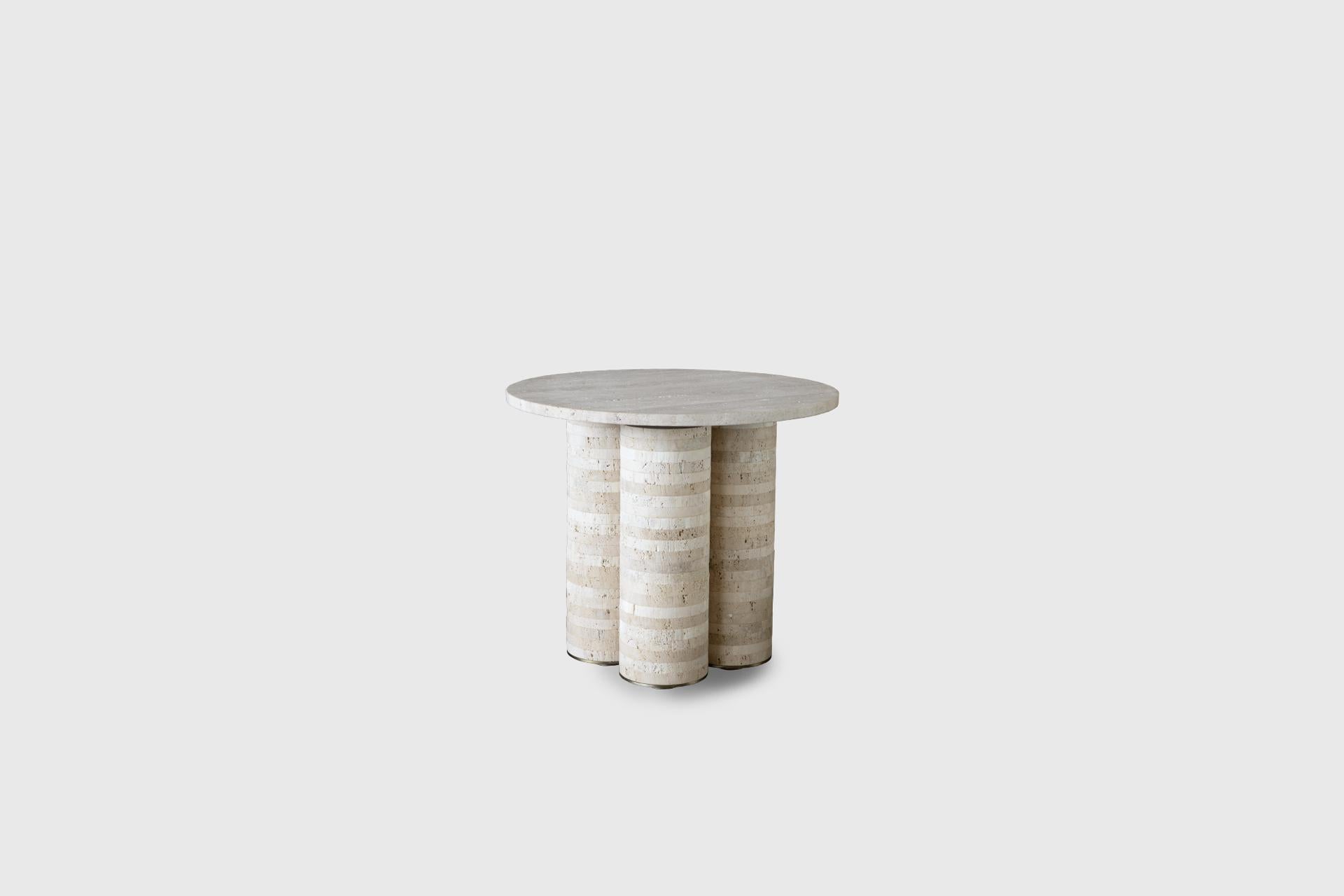 Table d'appoint Tall Trilith par Atra Design
Dimensions : D 50 x H 42 cm.
Matériaux : Travertin, laiton.
Autres pierres disponibles. Veuillez nous contacter. 

Table d'appoint Trilith Tall en blanc Travertin Navona, avec laiton noirci strié.  

Nous