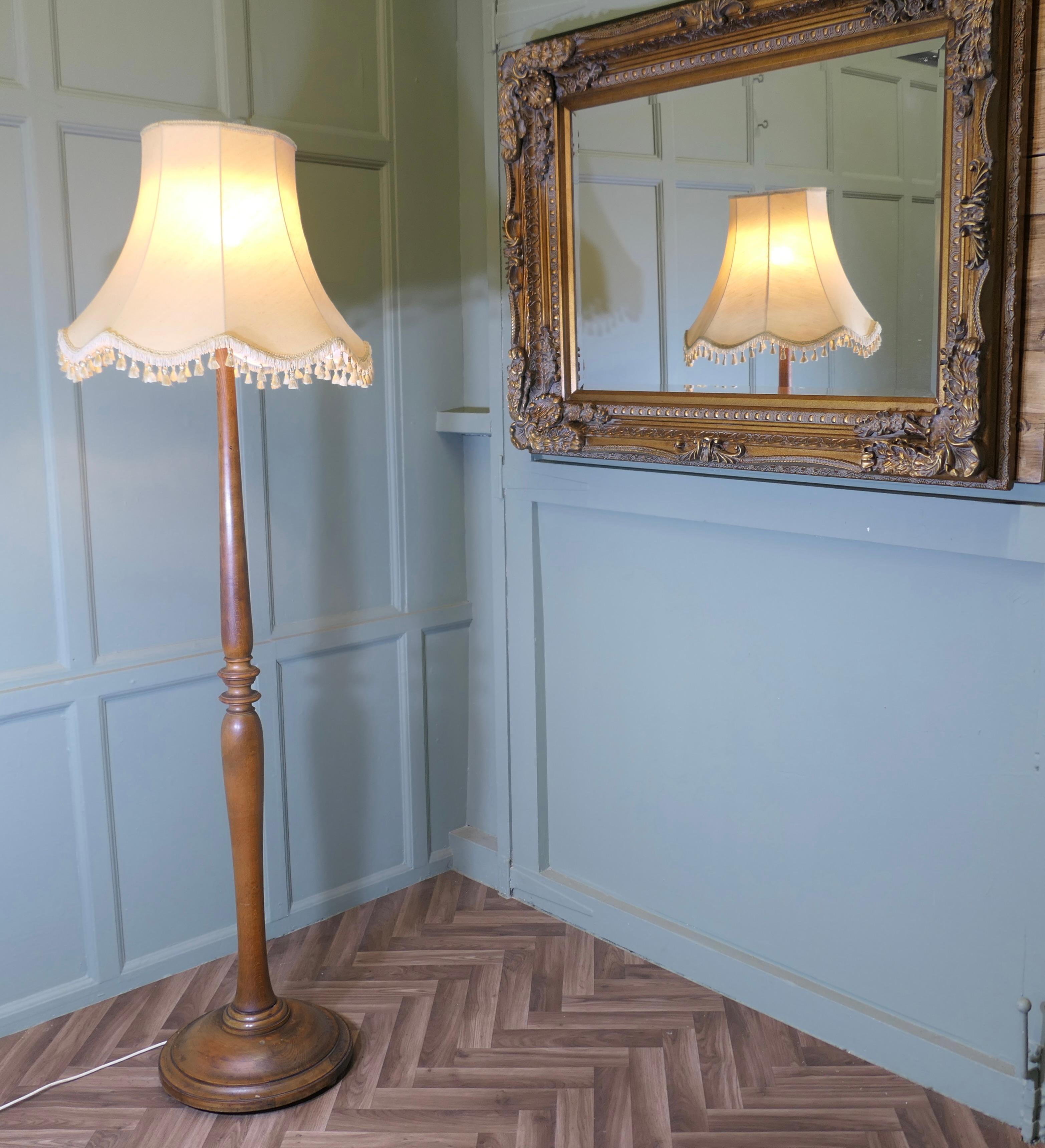 Art Déco Lampada da terra alta in Beeche tornito, Lampada Standard in vendita
