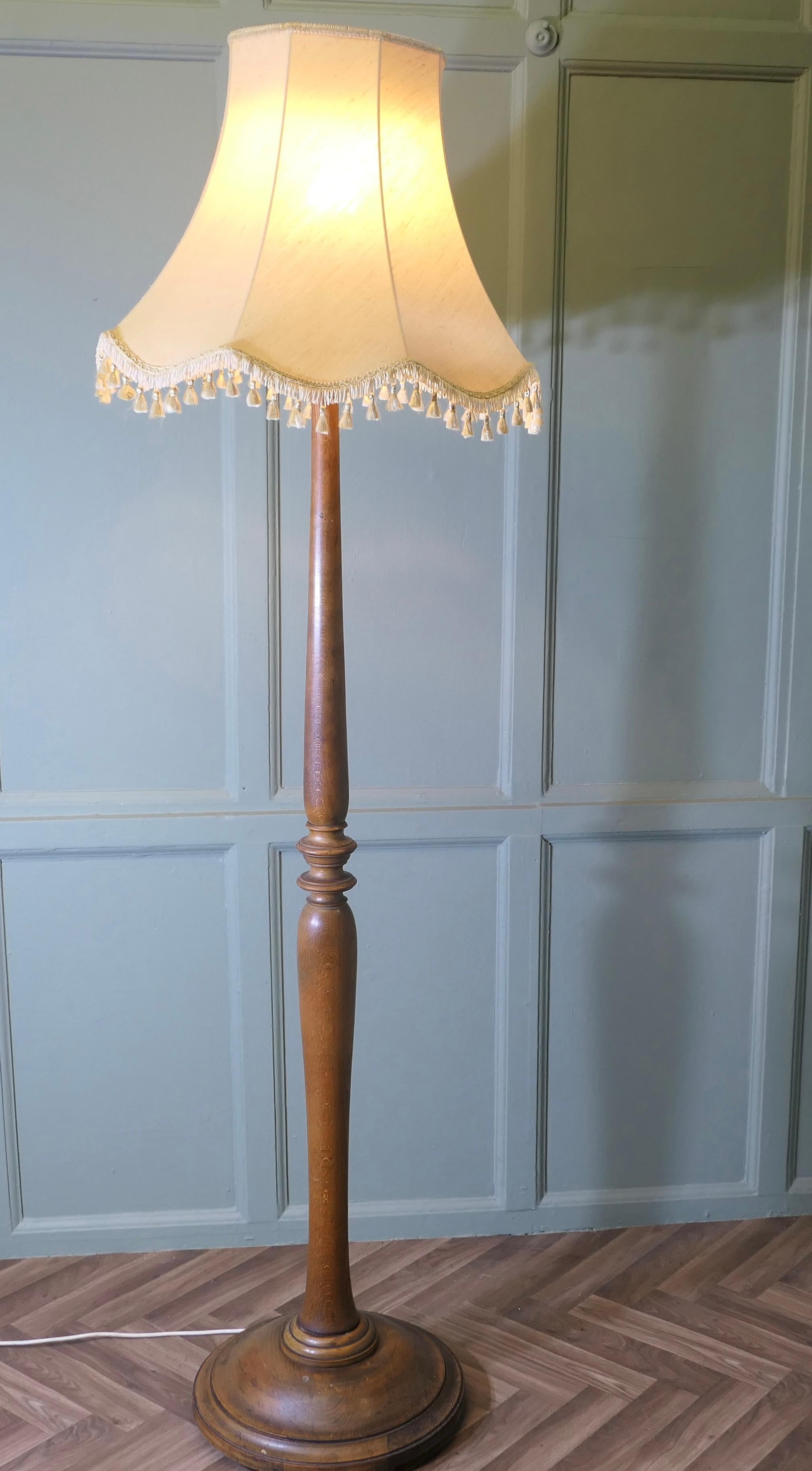 Lampada da terra alta in Beeche tornito, Lampada Standard In condizioni buone in vendita a Godshill, Isle of Wight